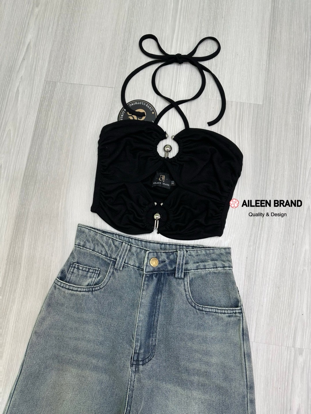 Set 2 ชิ้นครอปตัวสั้นสีดำสายสปาเกตตี้คู่ช่วงอกสามารถผูกคล้องคอได้ ตัวเสื้อสไตล์เกาะอกแต่งอะไหล่กลางอก เว้าลึก ผ้านิ่มใส่สบาย มาพร้อมกับกางเกงยีนส์ขายาวทรงกระบอกใหญ่ กระดุมและซิปด้านหน้า มีกระเป๋าล้วงทั้งสองข้าง กางเกงฟอกสีสนิมสวยมาก ๆ เอฟชุดนี้รอซัมเมอร์ไ