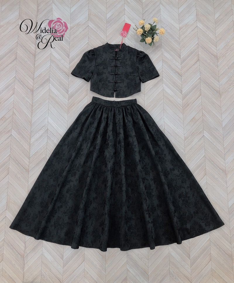 Set เซ็ตกี่เพ้า เสื้อแขนสั้นกับกระโปรงยาว ตัวเสื้อกี่เพ้าติดกระดุมหน้า กระโปรงยาวทรงบาน เอวสูง เนื้อผ้าทอลายนูน โทนสีดำ เนื้อผ้าดีมีน้ำหนัก ใส่สบาย ชุดนี้งานสวยมากๆ ทรงสวยเป๊ะสุดๆ แนะนำเลย รับรองใส่ออกมาไม่ผิดหวังการันตีให้เลย บอกเลยห้ามพลาดเด็ดขาดงานดีงา