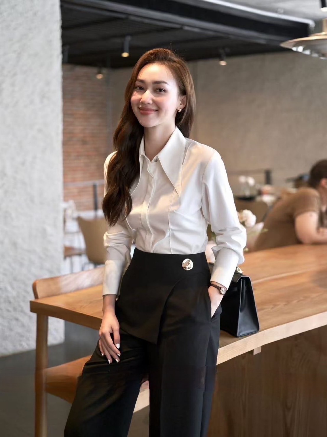 Label :: RAMI-PAPHA(รมิปภา) เสื้อเชิ้ตคอปกดีไซน์เก๋ ด้านหน้ากุ๊นเป็นเส้นตรง กระดุมซ่อนด้านหน้าใช้งานได้จริง ปลายแขนเสื้อด้านหลังกระดุมใช้งานได้จริง3เม็ด เนื้อผ้าหนานุ่มอย่างดีสวมใส่สบาย **รีดเครื่องพ่นไอน้ำเรียบง่าย หายห่วง