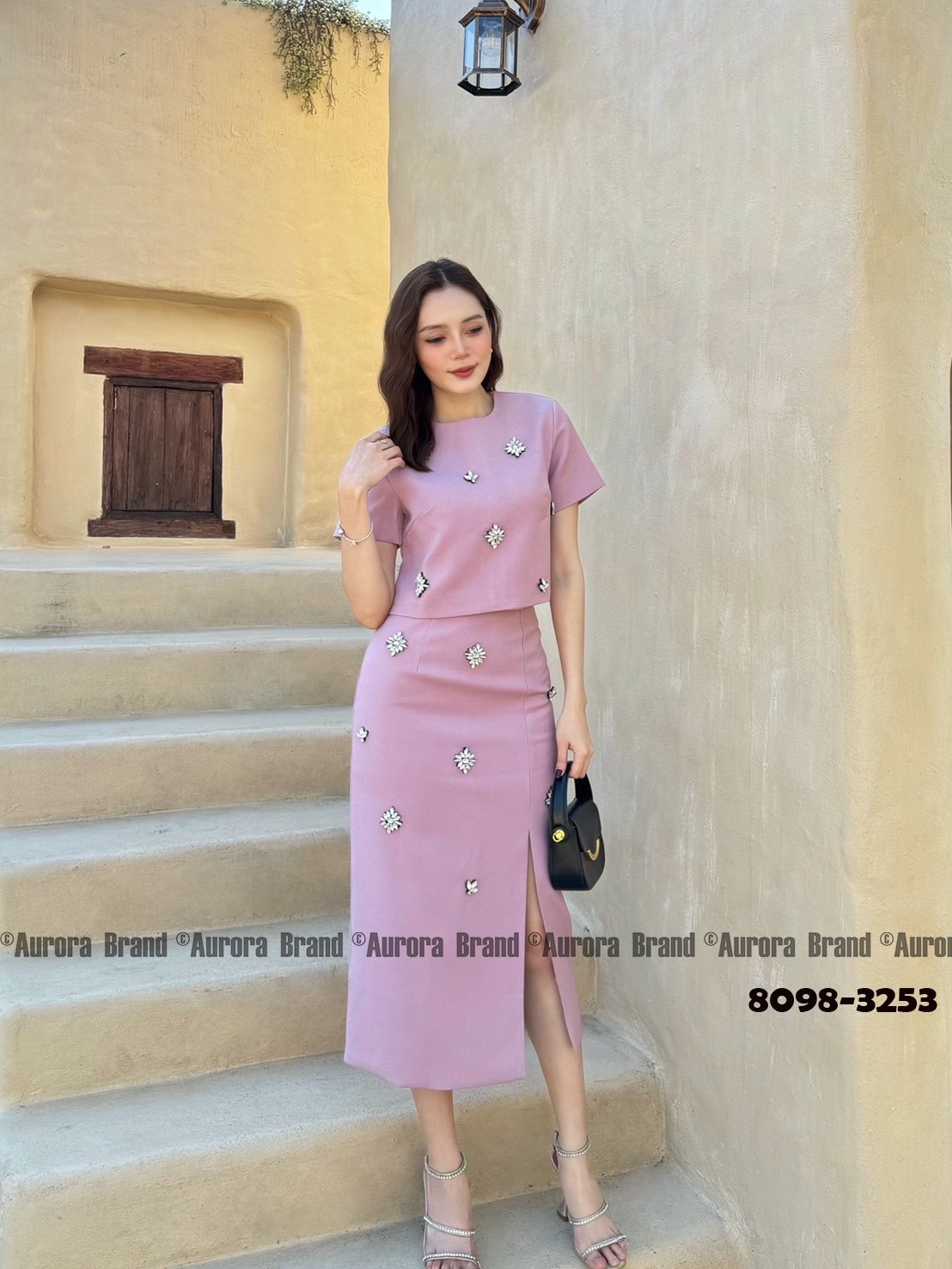 เสื้อ+กระโปรง งานสวยหวานแบบฉบับผู้ดี ดีเทลแต่งอะไหล่สวยหรูโดดเด่น อกมีฟองน้ำเพื่อทรงสวย ซับในอย่างดีทั้งตัว ซิปหลัง ++มาพร้อมกระโปรงเนื้อผ้าสีและดีเทลเดียวกัน ที่แมชกันได้สวยลงตัว ชายกระโปรงด้านหน้าผ่าขึ้น ซับในอย่างดีทั้งตัว ซิปหลัง