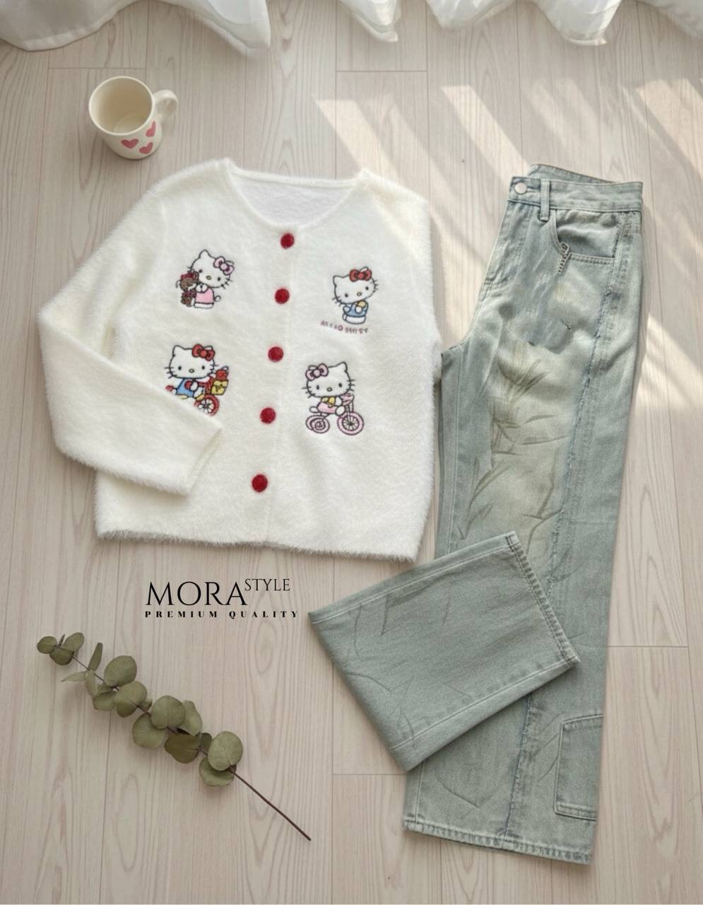 เซ็ต 2 ชิ้น เสื้อไหมพรมแขนยาวแต่งลายน้องคิตตี้น่ารัก กระดุมด้านหน้าใช้งานได้จริง มาพร้อมกับกางเกงยีนส์เอวสูงขากระบอก แต่งเปื้อน เย็บแต่งนูนๆๆ แต่งดีเทลกระเป๋าตรงปลายขา ใส่แมทช์น่ารักมากค่ะ
