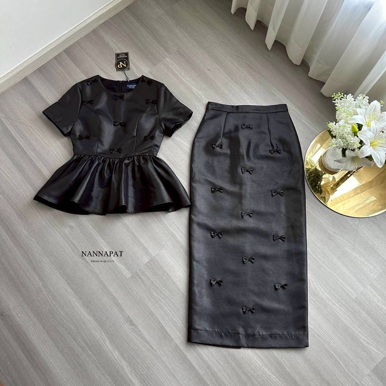 เซ็ทกระโปรงดำ สวย สุภาพ ดูดี งานคล้ายผ้าไหมเลยนะคะ อย่างกับชุดที่ขายราคาเป็นพัน เสื้อน่ารัก ซิปหลัง มีฟองน้ำอก กระโปรงก็ทรงสวย ทั้งเสื้อ กระโปรง เค้าจะแต่งโบว์เล็กๆทั้งตัว น่ารักดูดี ใส่ทำงานได้คะ