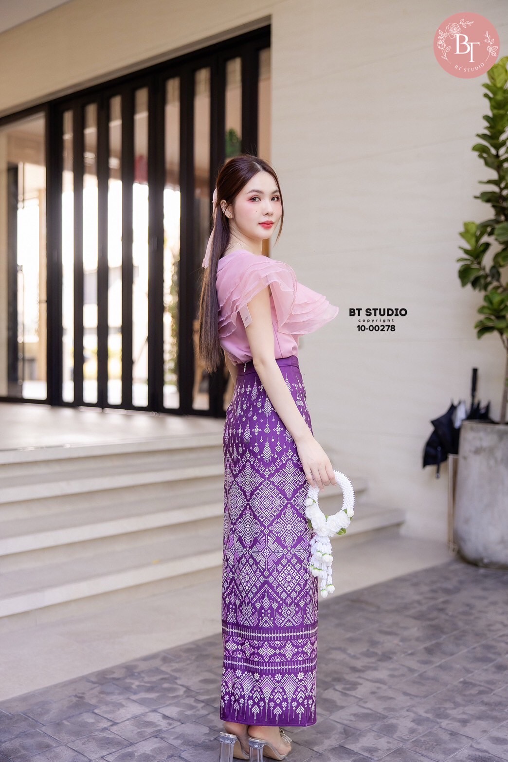 TAG : BT STUDIO DETAIL : เซท 2 ชิ้น เสื้อสีชมพูแขนกุดแต่งระบายช่วงไหล่ไล่ลงมาตรงกลางทั้งด้านหน้าและหลัง ซิปหลังมาพร้อมกระโปรงผ้าถุงประยุกต์พิมพ์ลายสีม่วง งานสวยเนื้อผ้าดีคัตติ๊งสวยมีซับในค่ะ