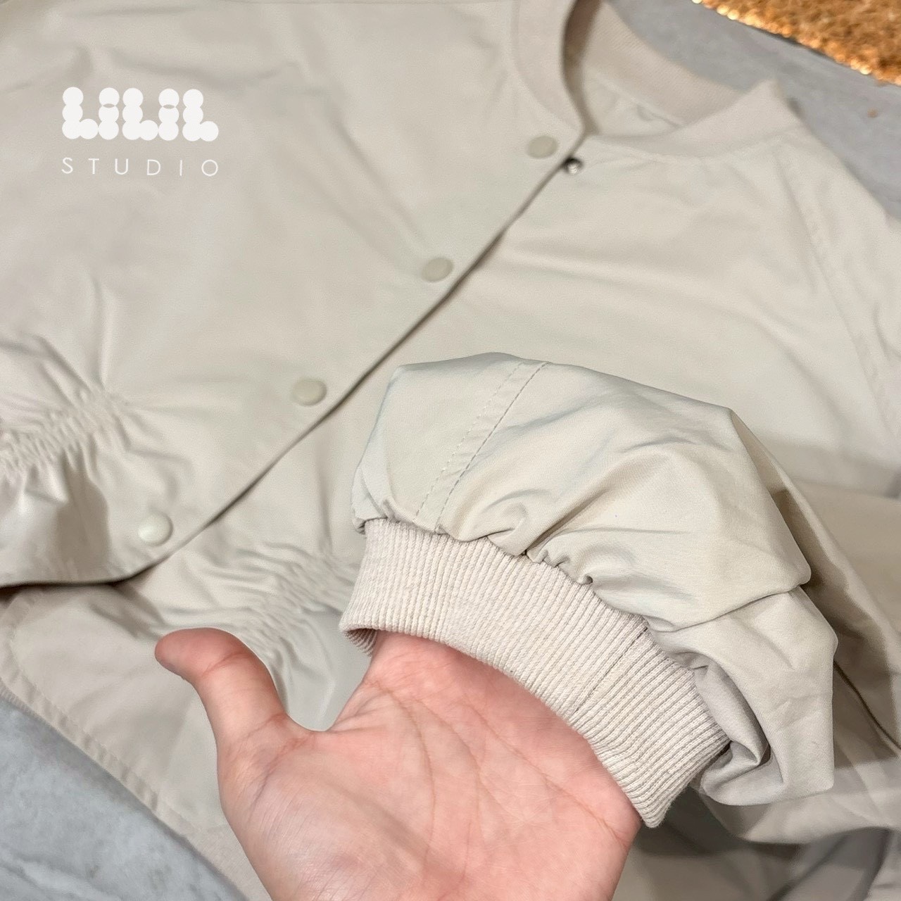 แจ็คเก็ตครอปทรงบอมเบอร์ ดีไซน์มินิมอล เนื้อผ้าพรีเมียมนุ่มเบา จะเท่ก็ได้ หวานก็ดีค่ะ