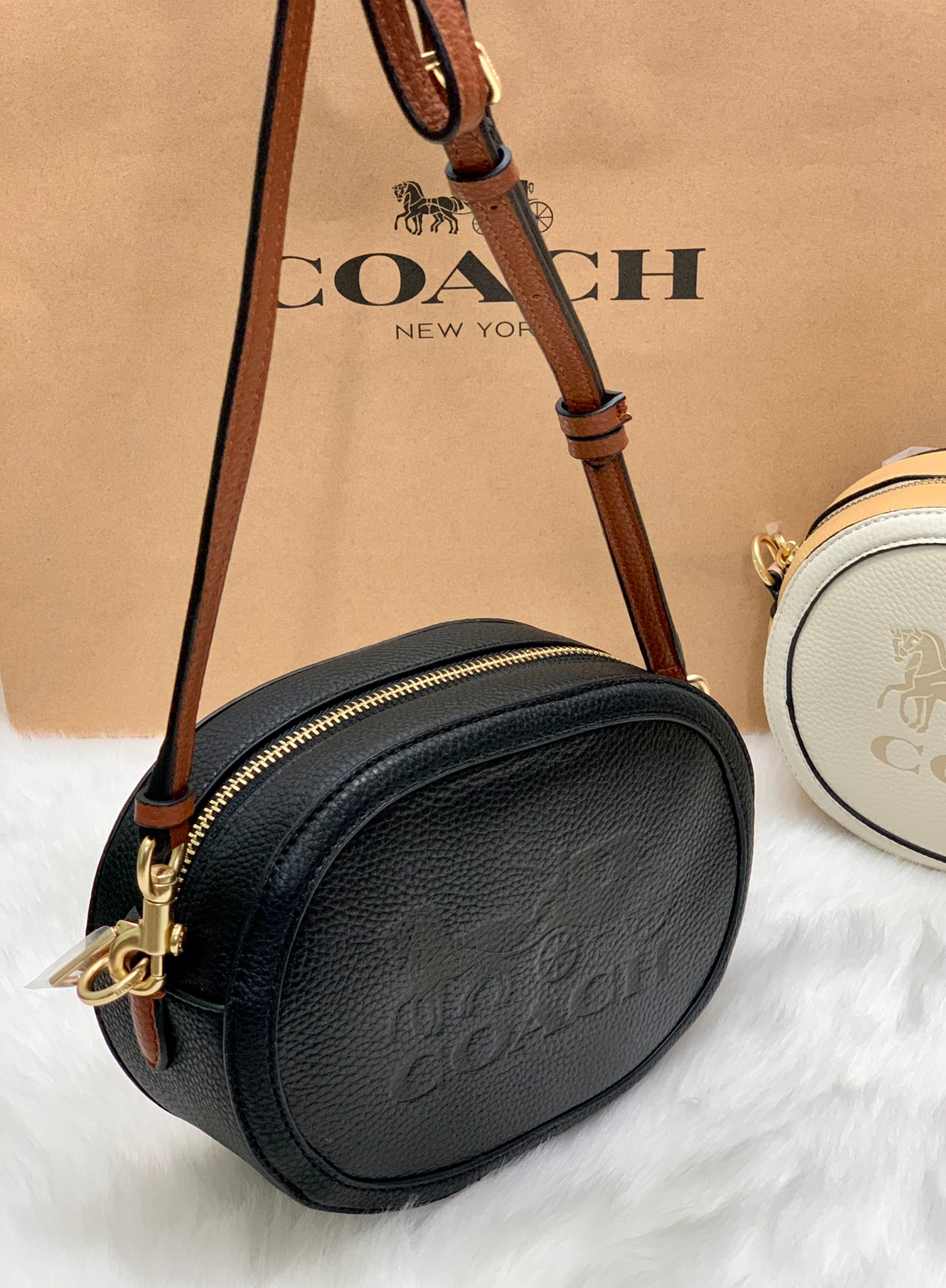 กระเป๋าสะพายไฮโซน่ารักเก๋ๆ ทรงกล่องกลมแบรนด์เนมโค้ชสีดำแดง COACH Camera Bag In Colorblock ((C4056//C4156))