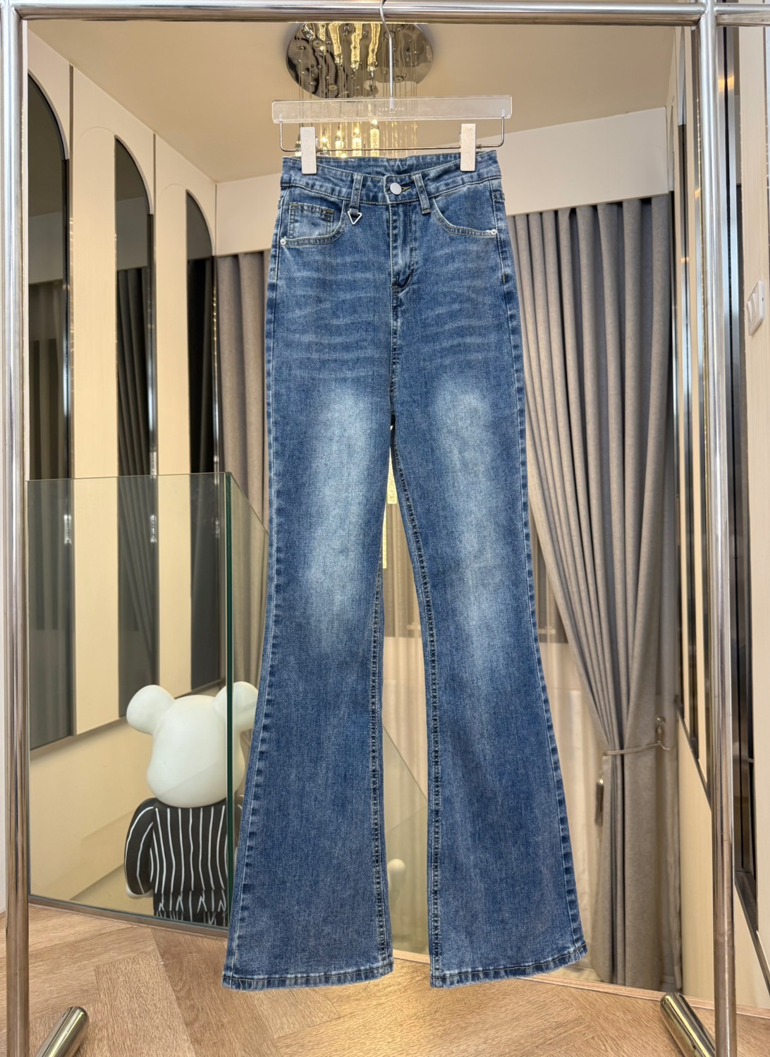 กางเกงยีนส์เอวสูงรุ่นใหม่ของทางร้าน ทรงขาม้าทรงแบบผู้ดี สวยมากก ฟอกสีเกร๋สวยแบบมาจากแบรนด์ในห้างเลยจ้า ผ้ายีนส์ยืด ใส่มากระชับขา ดูหุ่นดีสุดๆ ฟอกสีสวย ปังหนักมากกกก แมทกับเสื้อแบบไหนก้อดูปังจ้า