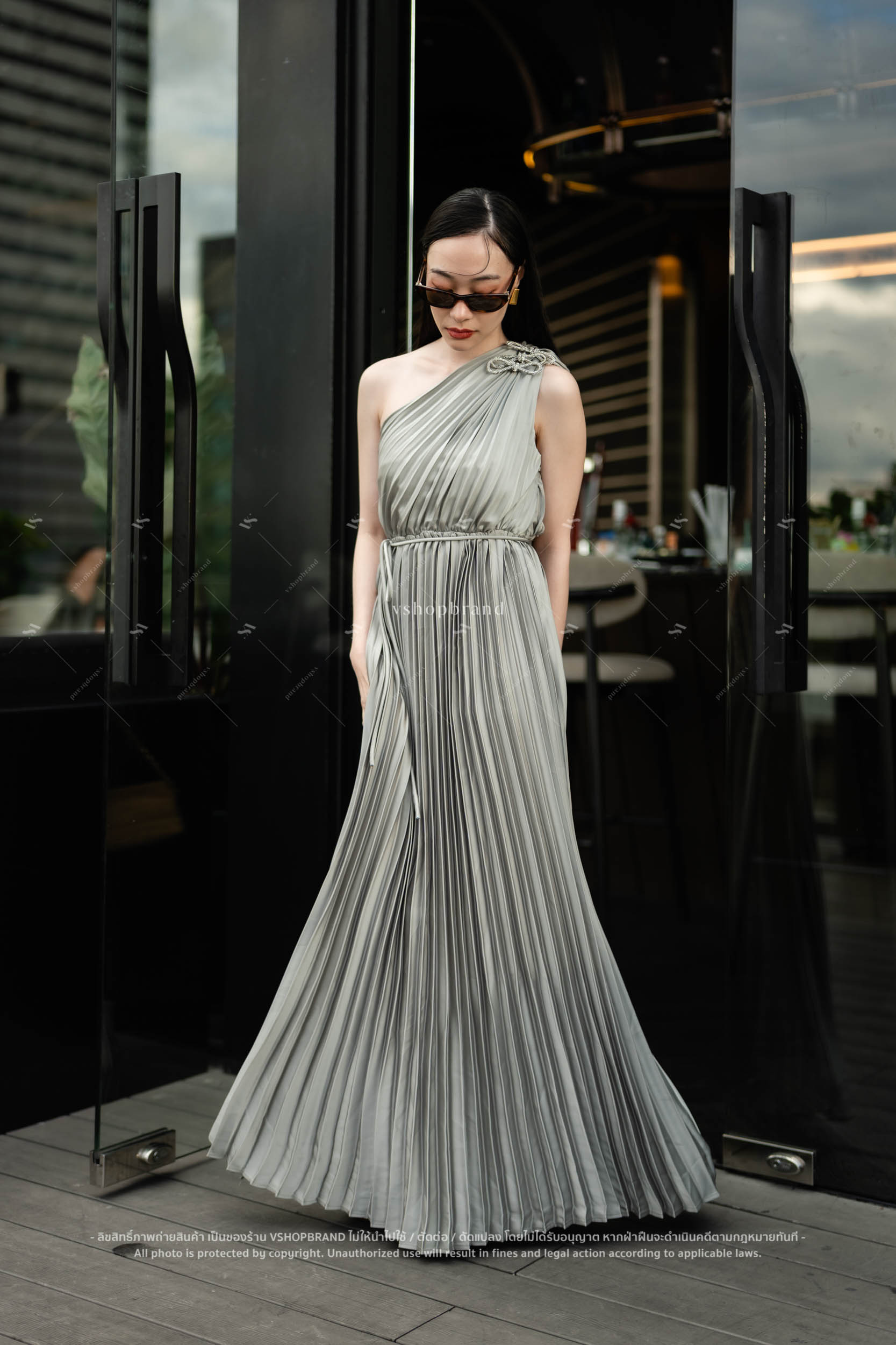 Maxi เดรสอัดพลีทปาดไหล่ เข็มกลัดโบว์+เชือก