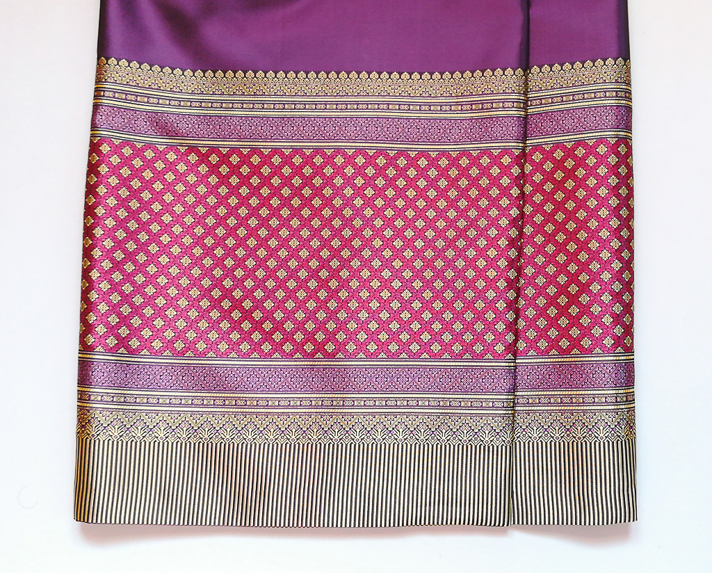 ผ้าถุงไหมสำเร็จรูป (สีม่วง) งานตัดเย็บประณีต อัดผ้ากาวตามสีของผ้าถุง เนื้องานดีเกรด A (รอบเอว 30 นิ้ว)