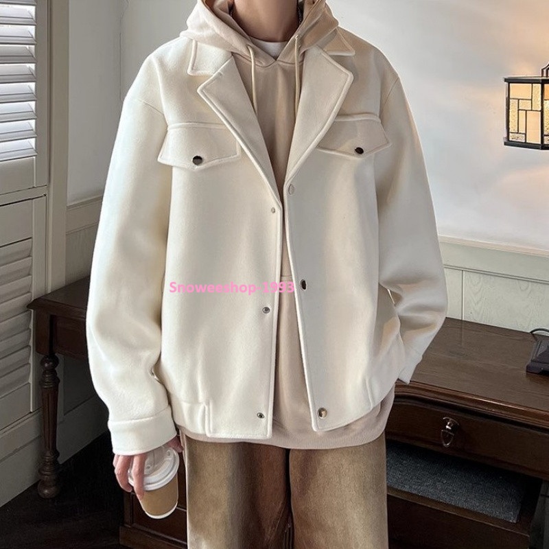 ผู้ชายสายมินิมอลต้องไม่พลาด แจ็คเก็ตวูลคอวี สไตล์อังกฤษ ทรงสั้น ใส่แล้วดูดีมีคลาส เนื้อผ้าหนา กันลม อบอุ่นกำลังดี ใส่ได้ทุกวัน 3 สีโทนนุ่มแมตช์ง่าย มาพร้อม 3 เฉดสี ขาวเบจ เทา ดำ