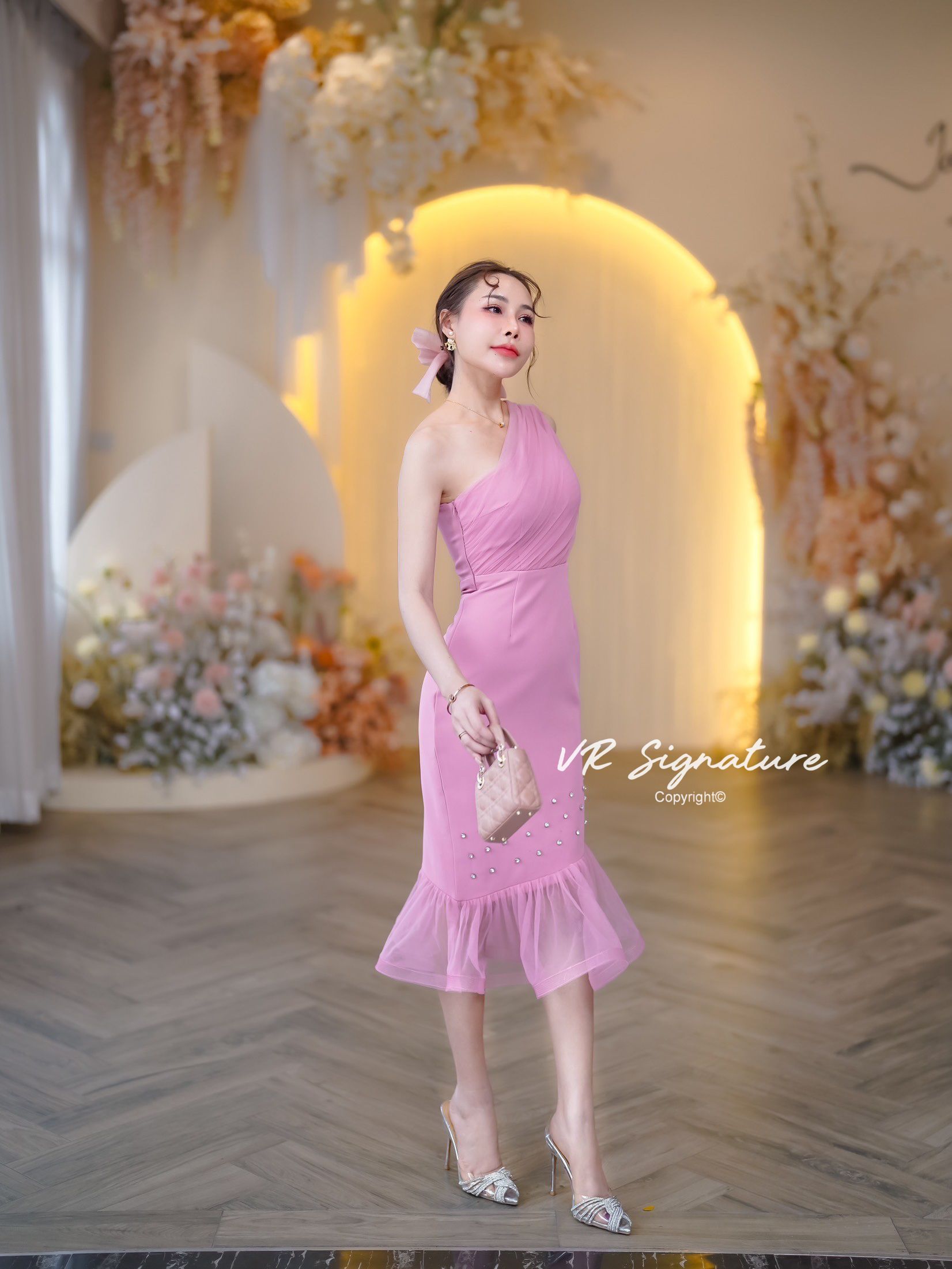 Dress ยาว ไหล่เฉียง แต่งผ้าชีฟองจับจีบซ้อนด้านหน้า พาดด้านหลังยาวสวย อกมีฟองน้ำจัดทรงให้ค่ะ เอวเข้ารูป กระโปรงยาวทรงสอบ ดีเทลปักเพชรชายกระโปรง ช่วงชายแต่งผ้ามุ้งระบายรอบชุดสวยมากค่ะ เนื้อผ้าหนา เป็นทรงสวย มีซับในทั้งชุด ต้องมีติดตู้นะคร่าาา... ใส่ออกมาแล้