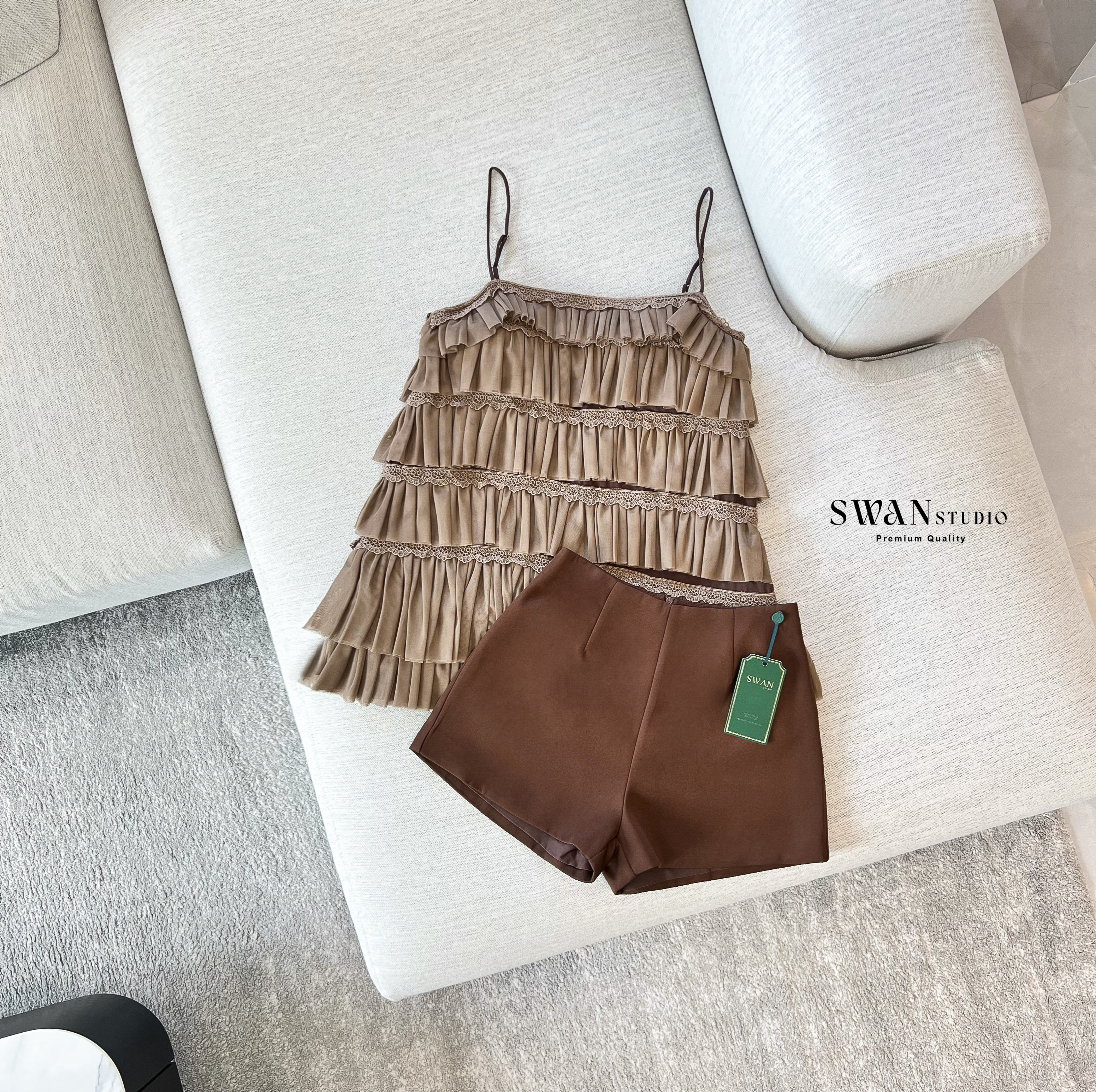 Set เดรส+กางเกงขาสั้น เดรสสายเดี่ยวผ้าทูลล์โทนน้ำตาลคาราเมล ดีไซน์ระบายหลายชั้นแต่งลูกไม้ขอบละเอียดทุกชั้นช่วยเพิ่มเลเยอร์และมิติให้ลุคดูฟูพริ้วหวานละมุน โทนสีอบอุ่นช่วยขับผิวให้ดูสว่างละมุน +กางเกงขาสั้นผ้าพื้นใน ใส่ไม่ต้องกลัวโป๊ เหมาะสำหรับลุควันสบายๆ