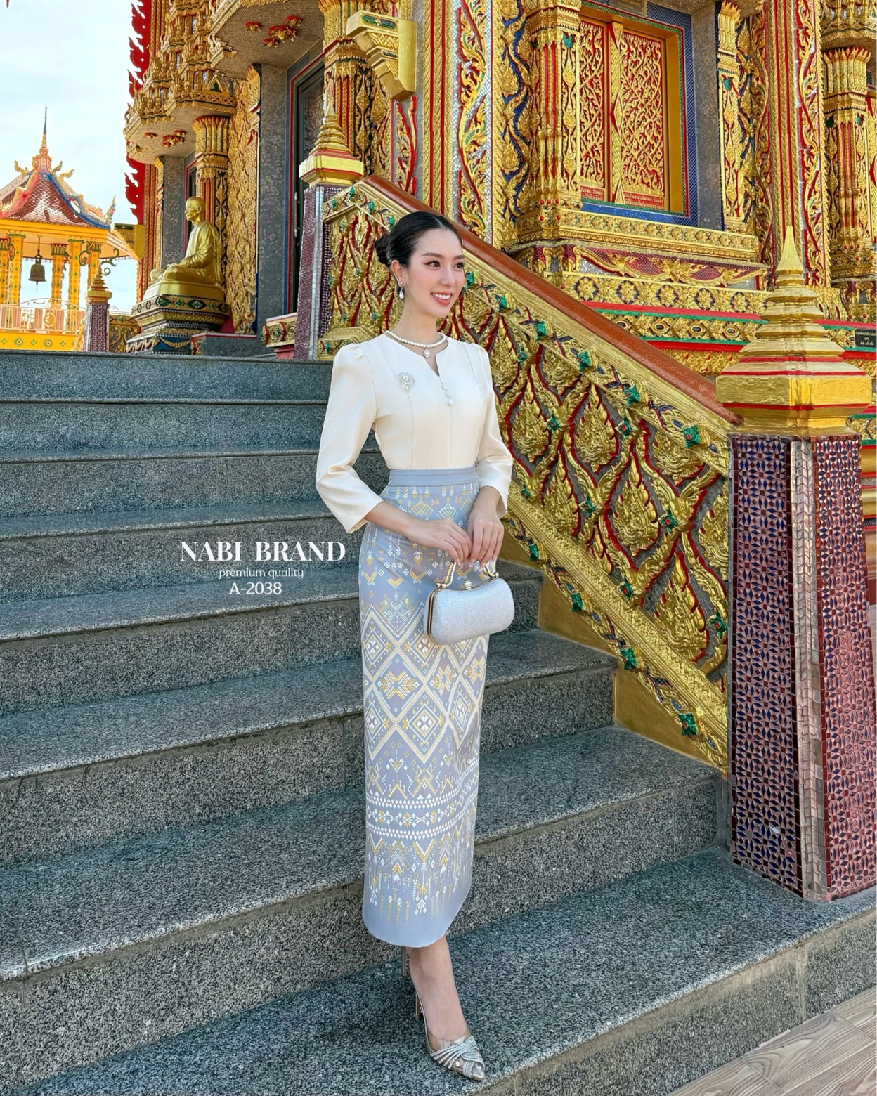 สวยสง่างาม แบบไทย ดูผู้ดี กับเสื้อแขนสั้น 3ส่วน แต่งกระด้านหน้า มีฟองน้ำ ซับในเรียบร้อย งานซิบหลัง มาพร้อมกับเข็มกลัดเพชร ผ้าถุงพิมพ์ลาย ผ้านุ่มนวล ใส่ซับในเรียบร้อย ดีเทลผ่าด้านหลัง งานซิบหลังสวมใส่ง่าย สวยแบบไทยออร่าพุ่ง สามารถใส่ไปวัด งานแต่งได้หมดเลยค