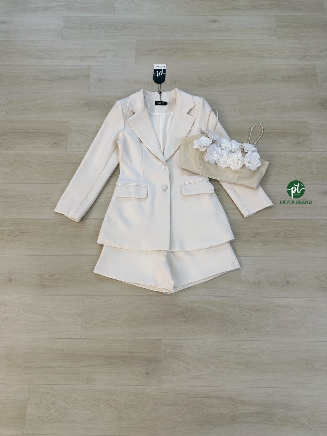 Set 3ชิ้น สุดคุ้ม เสื้อสูทแขนยาวคอปก กระดุมหน้า ช่วงไหล่เสริมฟองน้ำ กระเป๋าหน้าใช้งานได้จริง แต่งกระดุมช่วงปลายแขนทั้งสองข้าง มาพร้อมเสื้อคอปสายเดี่ยวตัวใน อกเสริมฟองน้ำ