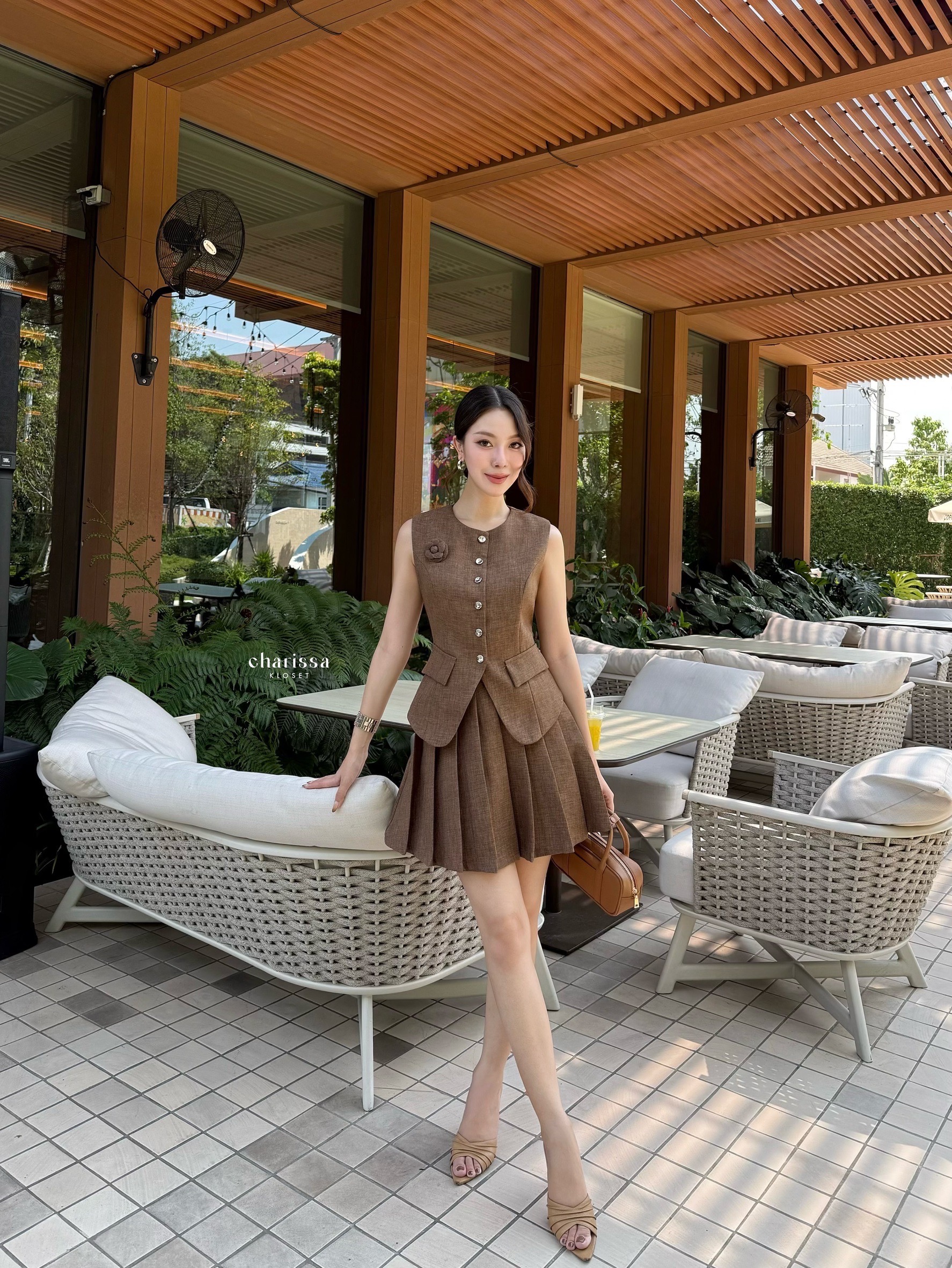 set เสื้อแขนกุด แต่งกระดุมจริงด้านหน้า ออกแบบให้เข้ารูปสวย มาพร้อมกับกระโปรงแต่งจีบ(ซับในเป็นกระโปรงซิปข้าง) ซิปข้าง แมทซ์กันได้อย่างลงตัวมากๆค่ะ