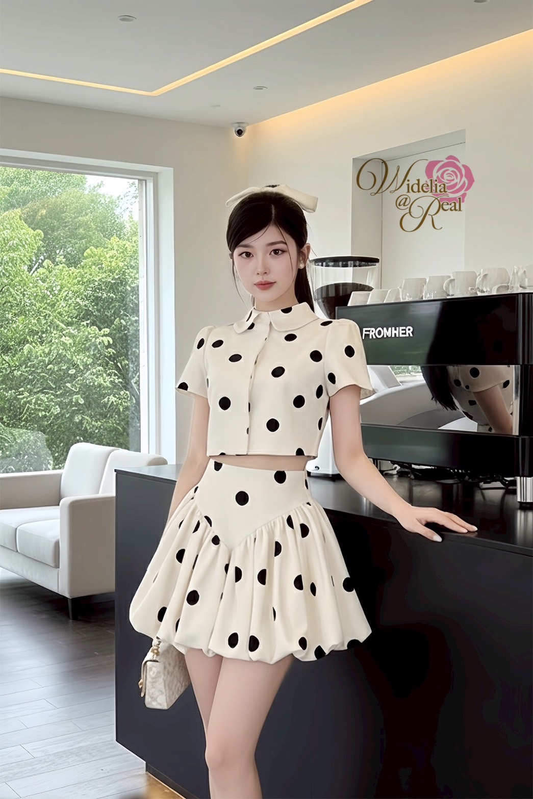 Set เสื้อกับกระโปรงสั้นทรงบอลลูน ตัวเสื้อทรงเชิ้ต แขนสั้น ติดกระดุมหน้า เนื้อผ้าลายจุด ผ้าดี มีน้ำหนัก ไม่บาง ตัวกระโปรงสั้น เอวสูง ซิปหลัง รุ่นนี้งานสวย ทรงเป๊ะ คัทติ้งเนี้ยบมากๆค่ะ รับรองใส่ออกมาไม่ผิดหวังการันตีให้เลย บอกเลยห้ามพลาดเด็ดขาดงานดีงานสวยจร