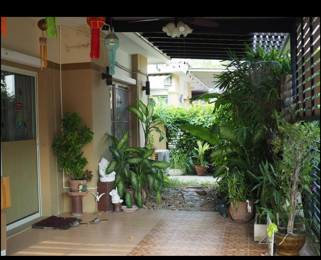 ขายบ้านสวยอ.เมืองราชบุรี ราคาถูกพร้อมเข้าอยู่ เฟอร์นิเจอร์ครบครัน 2 ห้องนอน 2 ห้องนํ้า หมู่บ้านชีวาใกล้โตโยต้าลิสซิง 959 เมตรสยามนิสสัน 1.2 กมบิ๊กซี 2.3 กม.