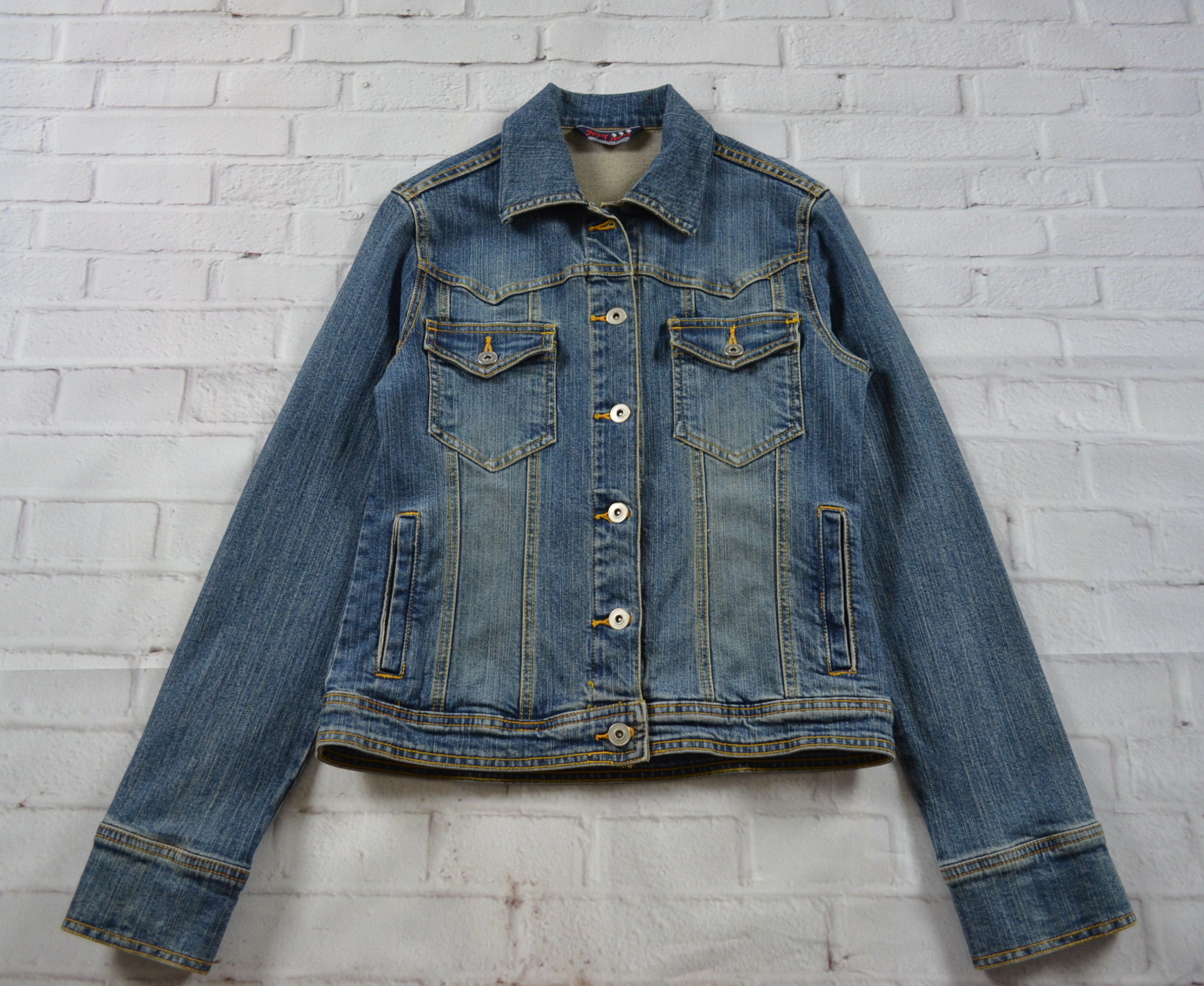 AFT Jeans อกจริง33' (XS) เสื้อแจ็คเก็ตยีนส์ เสื้อยีนส์แขนยาวหญิงชาย เนื้อผ้านุ่มทรงน่ารัก มีเป๋าข้างเป๋าในสวยมาก