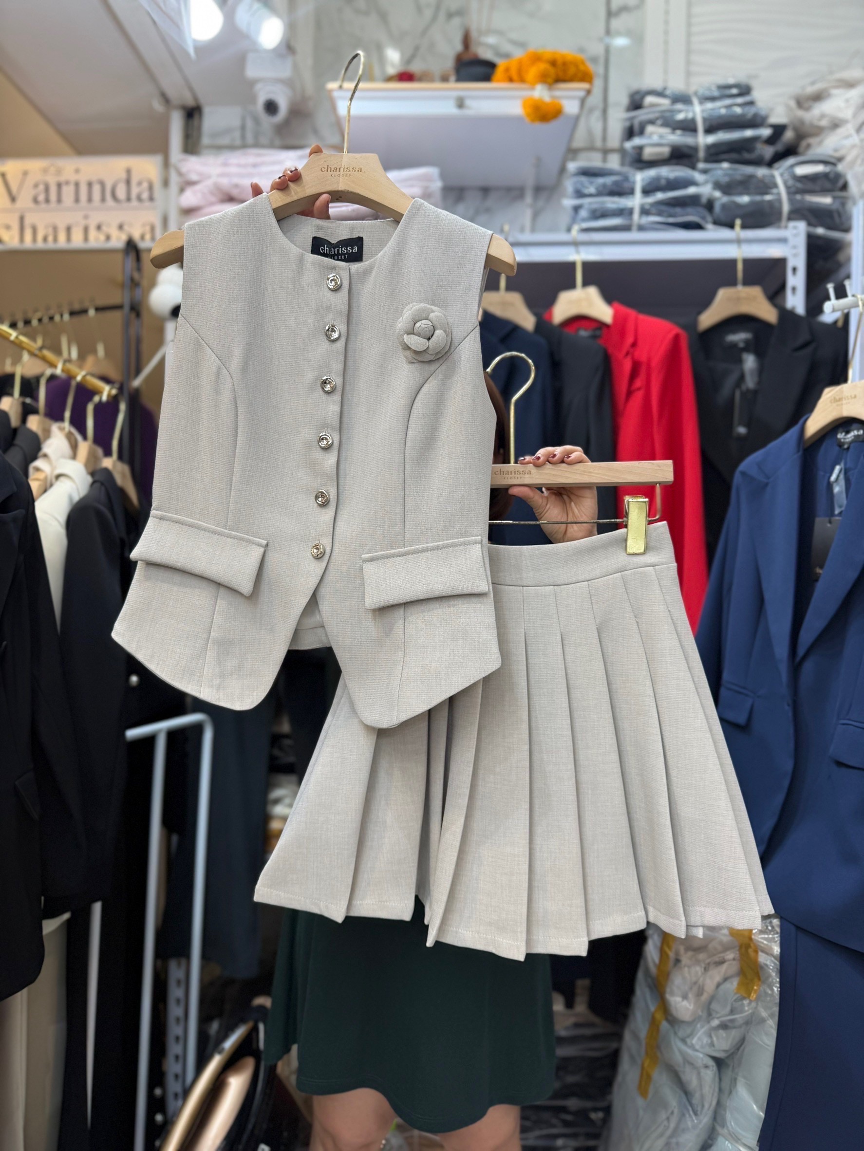 set เสื้อแขนกุด แต่งกระดุมจริงด้านหน้า ออกแบบให้เข้ารูปสวย มาพร้อมกับกระโปรงแต่งจีบ(ซับในเป็นกระโปรงซิปข้าง) ซิปข้าง แมทซ์กันได้อย่างลงตัวมากๆค่ะ เพิ่มความน่ารักกิมมิคไปอีกกับเข็มกลัดดอกไม้คิ้วท์มากกก