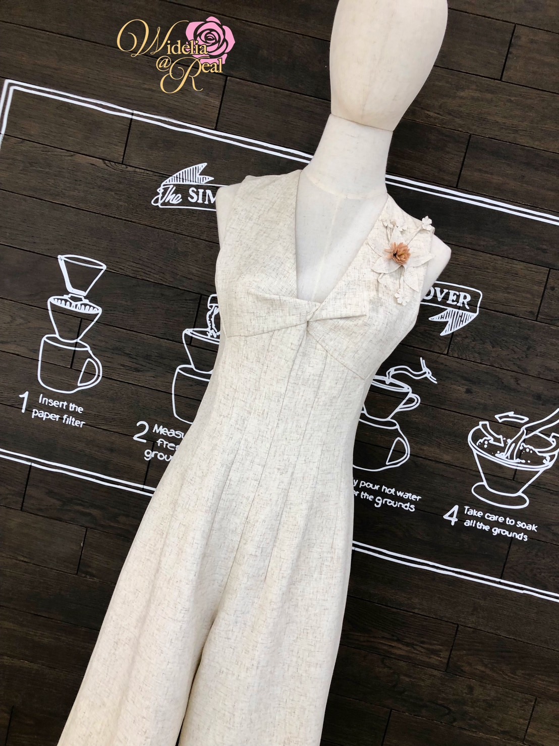 Jumpsuit จั้มสูทแขนกุด ขายาว คอวี ช่วงอกเย็บดอกไม้ป๊อปอัพ ซิปหลัง เนื้อผ้าอย่างดี ผ้าคล้ายผ้าลินิน โทนสีครีม ผ้าดีมีน้ำหนัก ไม่บาง ใส่สบาย งานคัตติ้งเนี๊ยบ ทรงสวยเป๊ะ