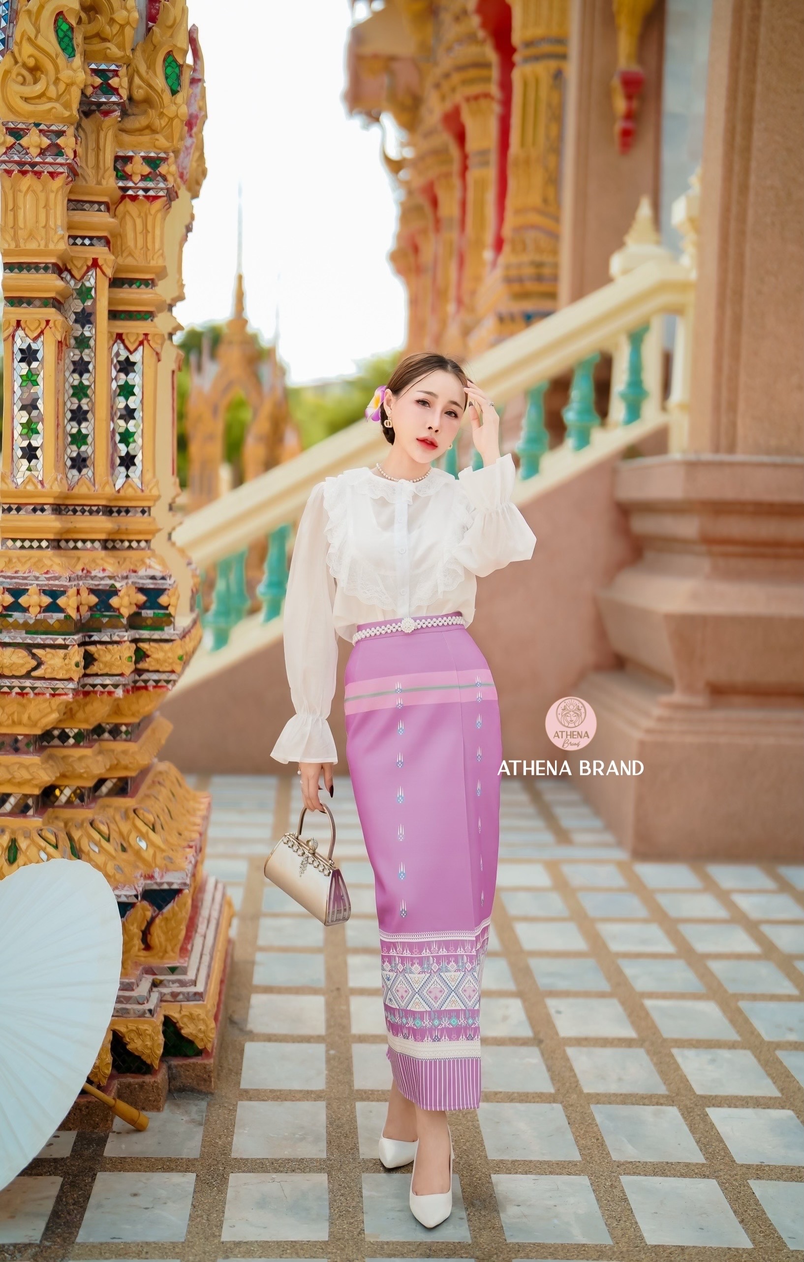 Tag 🔖 :Athena (อธีน่า) Brand Detail :: เสื้อ+กระโปรง+เข็มขัด Set 3 ชิ้น เสื้อแขนยาวดีไซน์แต่งกระดุมเรียงสามารถแกะใช้งานได้จริง ด้านหน้าตกแต่งระบายลูกไม้ แมตช์มาคู่กับกระโปรงพิมพ์ลายป้ายทบคล้ายงานผ้าซิ่นสำเร็จทรงเข้ารูป เนื้อผ้าดี๊ดี มีTexture มีซั