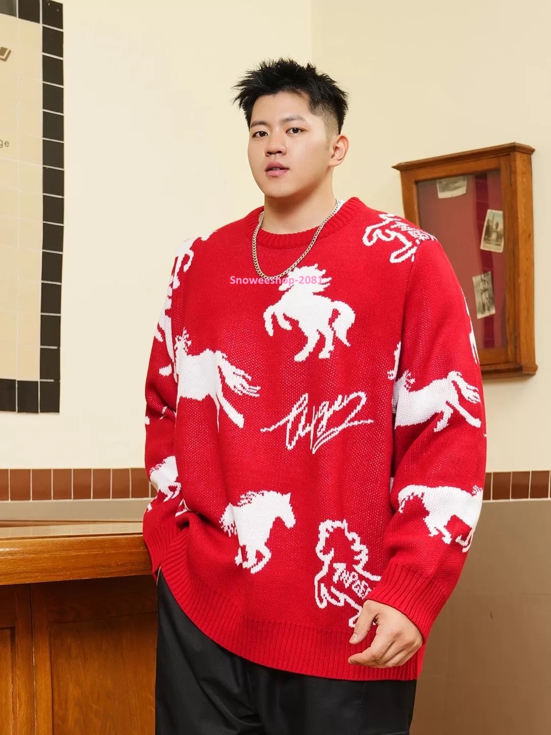 ลายม้าเท่เกินต้าน! ใส่แล้วดูแพงแบบโอปป้า เสื้อสเวตเตอร์คอกลมสไตล์เกาหลี ใส่ได้ทั้งชาย-หญิง ดีไซน์เรียบแต่ดูมีคลาส หนา อุ่น ใส่สบายสุด ๆ ใส่เที่ยวต่างประเทศก็เอาอยู่ ขนาดใหญ่พิเศษ 2XL – 8XL (ถึงอก 58") มีให้เลือก 2 สีเท่ๆ — ดำ / แดง