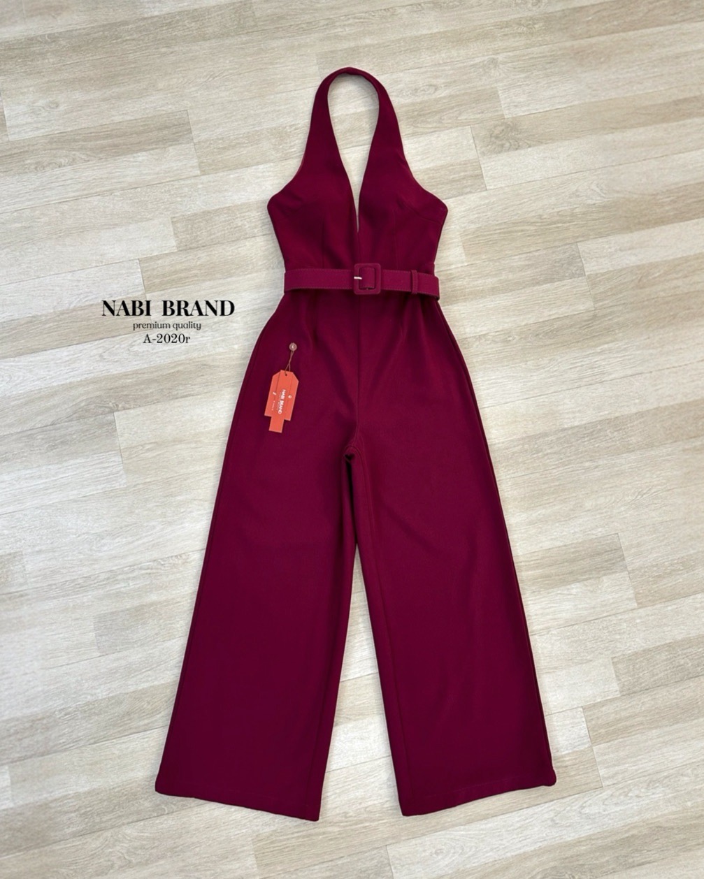 จั้มสูทขายาวทรงขาม้า สีดำทรงคล้องคอ ด้านหน้าเป็นทรงคอวี โชว์หลังแอบsexyหรูไฮมากค่ะ เพิ่มกระเป๋า2ข้าง ใช้งานได้จริง มาพร้อมกับเข็มขัดรัดเอว บอกเลยว่ารุ่นนี้คือ ใส่สวย ดูสูงผอมเพรียว ที่สำคัญเนื้อผ้าดี มีฟองน้ำ มีซับใน 🖤 #นาบีแบรนด์ #nabibrand #blac