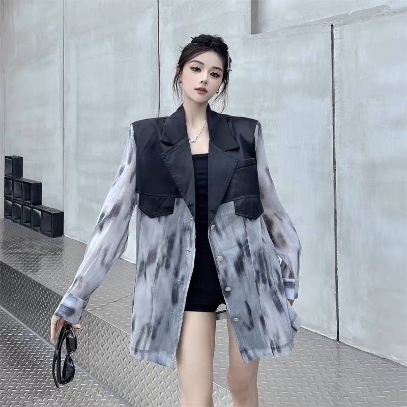 เสื้อคลุมแขนยาว ตัดต่อ ผ้าพิมพ์ลายกราฟริกดีเทล สวย ทรงหลวมใส่สบายค่ะ