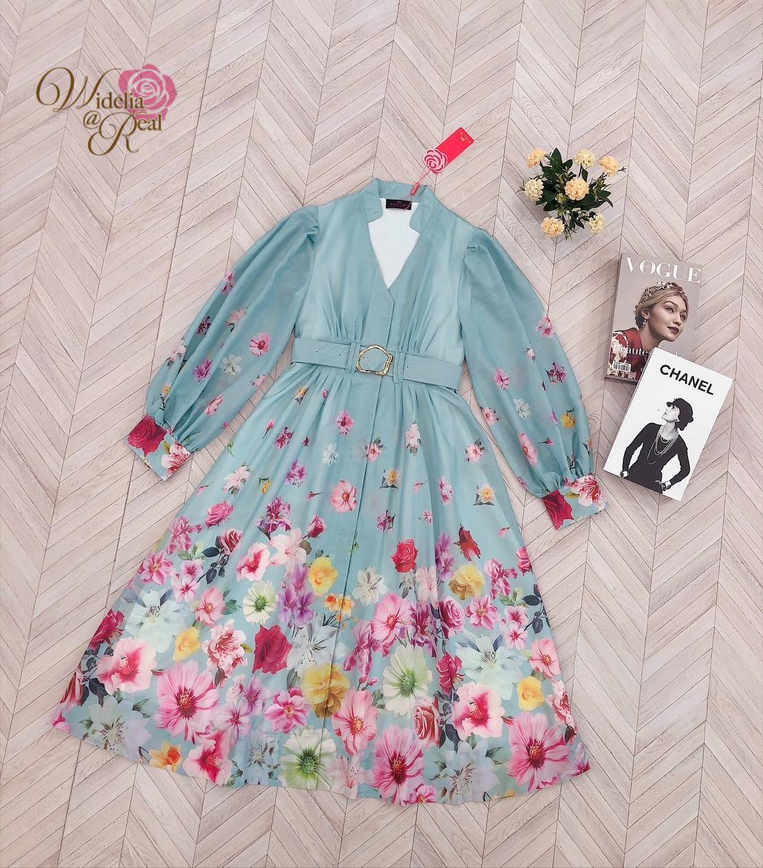 Dress เดรสตัวยาว คอวี แขนยาวพองทรงสวย มีเข็มขัดเพิ่มความกระชับ กระโปรงยาวพริ้วสวย พิมพ์ลาย ดอกไม้ เนื้อผ้าอย่างดี งานเกรดพรีเมี่ยม คัตติ้งสวย แนะนำเลย รับรองใส่ออกมาไม่ผิดหวัง บอกเลยห้ามพลาดเด็ดขาดงานดีงานสวยจริงต้อง Widelia @ Real
