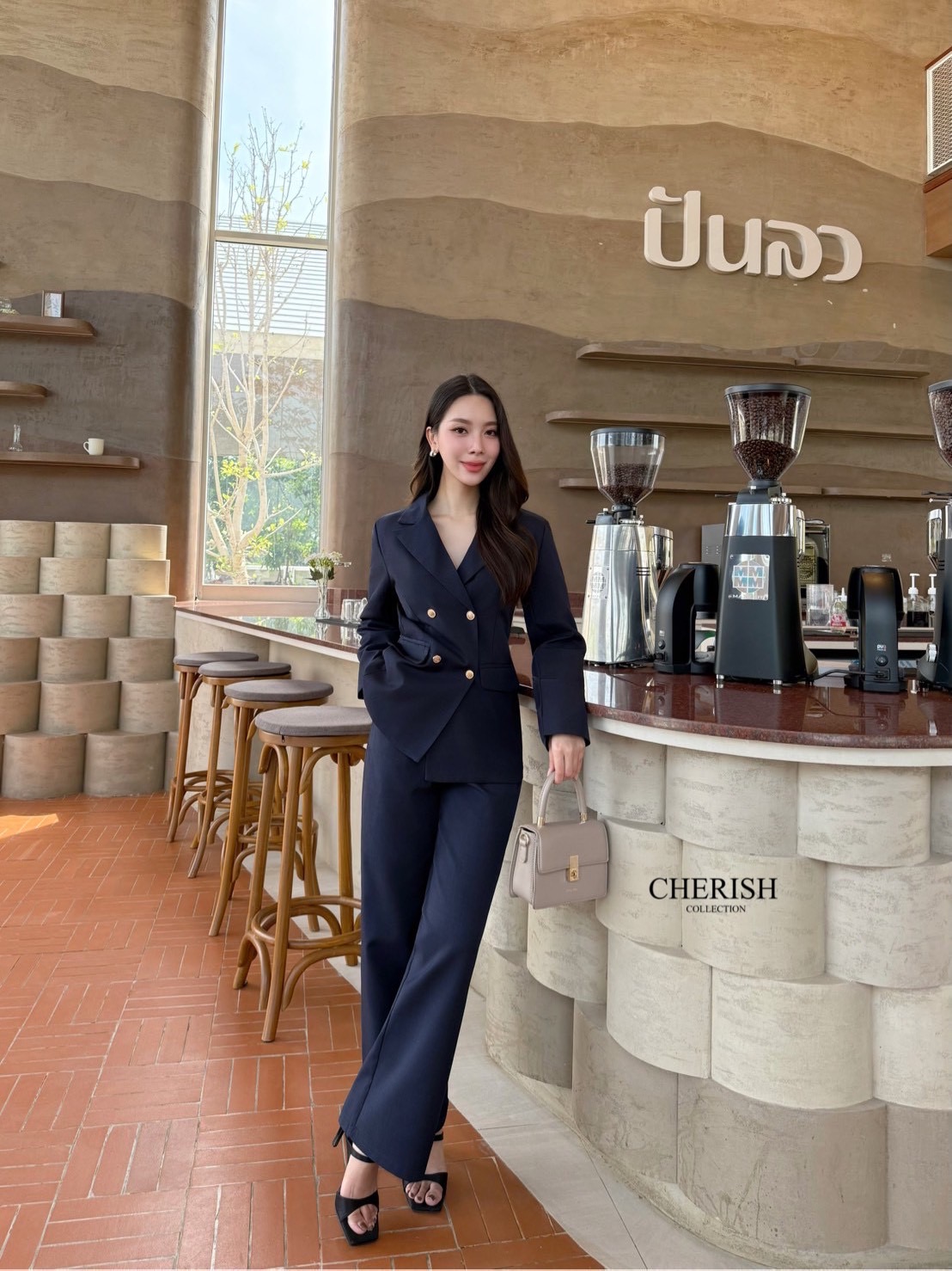Setsuit เสื้อ+กางเกง ลุค CEO เรียบหรู ดูทันสมัย ทรงสวย ใช้ผ้าดี ใส่สบาย ตัวเสื้อสูทแต่งกระดุมทองมีกระเป๋า พร้อมซับในทั้งตัว มาพร้อมกับกางเกงขากระบอก มีกระเป๋า 2 ข้าง เซตนี้จะใส่ทำงาน หรือออกงานดูดีสุดๆค่ะ