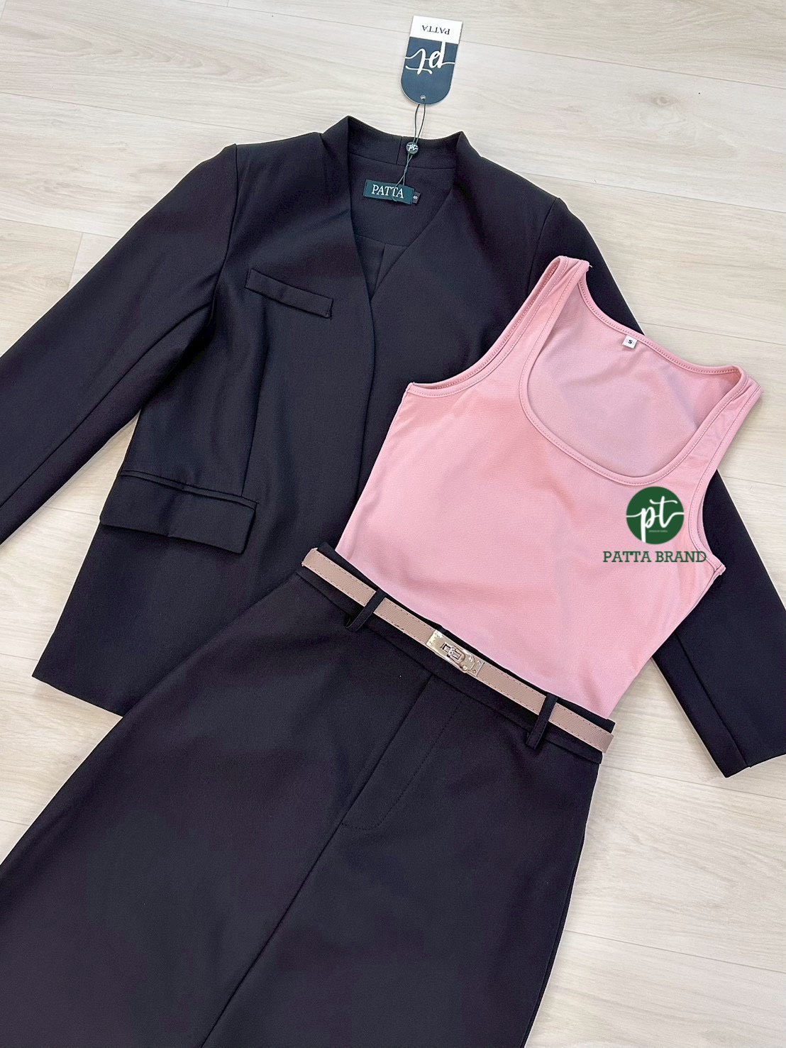 Set 3ชิ้น สุดคุ้ม เสื้อคลุมเบเซอร์แขนยาว สีดำ กระเป๋าหน้าใช้งานได้จริง มาพร้อมเสื้อกล้ามสีชมพูโอรส คอกลมตัวใน เนื้อผ้ายืดหยุ่นได้ตามตัว แมทซ์กับกระโปรงยาวทรงสอบสีดำ ดีเทลแต่งผ่าหลังยาว (ซิปหลัง) ใส่คู่กับเข้มขัดสีน้ำตาลเส้นเล็ก สวย เนื้อผ้าดีสุดๆ ลุคCEO ต