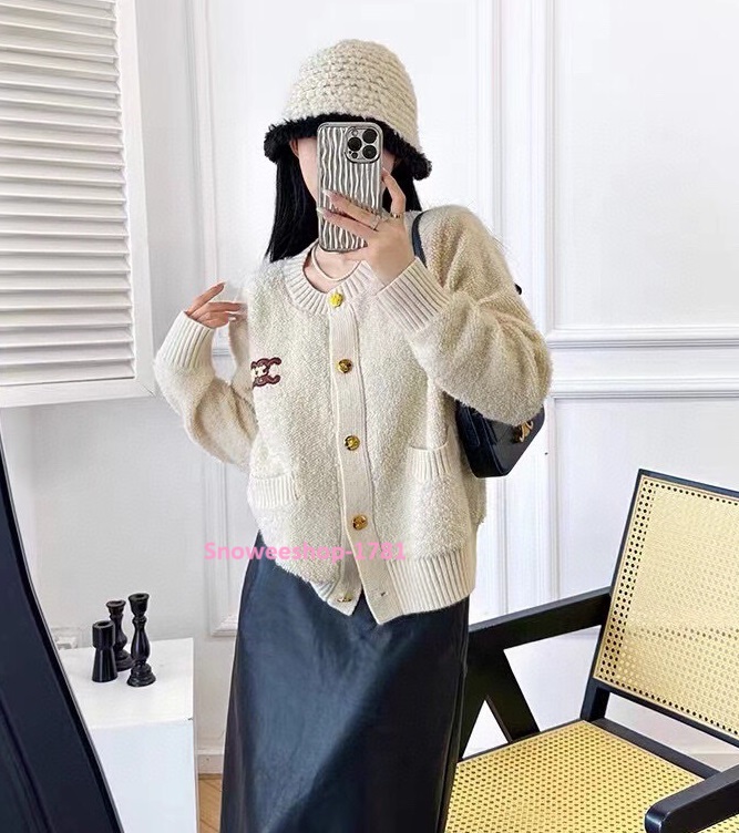 เสื้อไหมพรมคาร์ดิแกนงานเหมือนแบรนด์ดัง ผ้าทอหนาเกรดพรีเมี่ยมสีเบจ ใส่เป็นเสื้อคลุมสวมทับหรือใส่แบบตัวเดียวก็สวย ผ้านิ่มใส่สบายกันหนาวได้ ใส่ไปต่างประเทศหรือใส่ทำงานก็ดูดี