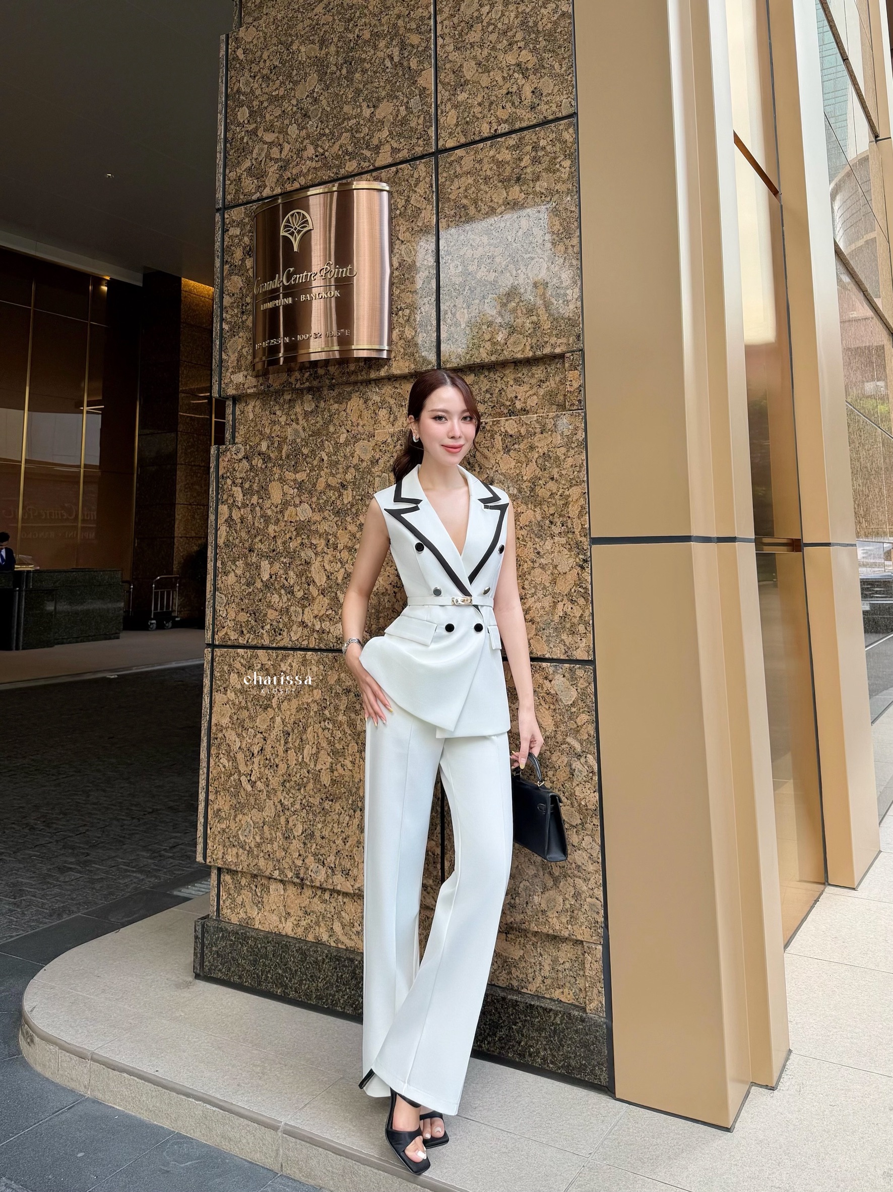 Tag: CHARISSA KLOSET 📌เซ็ท 3 ชิ้น: เสื้อแขนกุด+กางเกง+เข็มขัด ชุดเซ็ตกางเกงและเสื้อกั๊กสูททรงเท่ ทรงสวย เข้ารูปพอดีตัว เนื้อผ้าพรีเมียม ใส่สบาย ยับยาก เพิ่มเสน่ห์ด้วยดีเทลขอบตัดสีตัดกันอย่างมีระดับ 🤎🤍 ดีไซน์ double-breasted เรียบหร