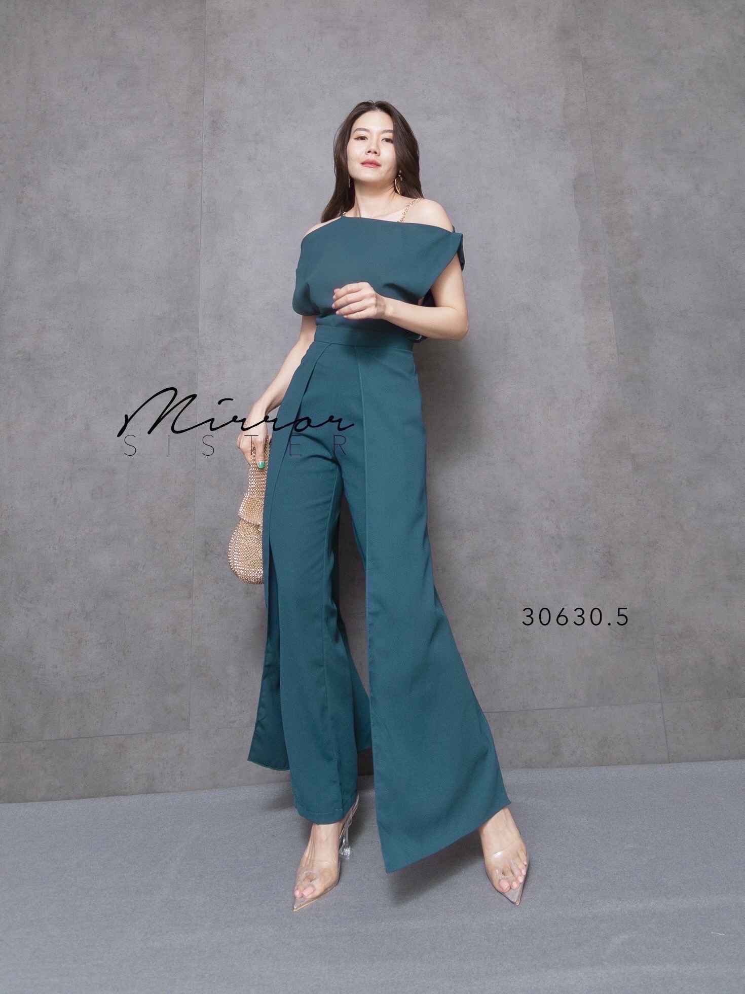 MiRRoRSiSTER’s SET oF WaCHaCha•• ชุดเซ็ทเสื้อกางเกง ทรงสวยเป๊ะปัง ด้วยดีเทลช่วงบน เป็นสายเดี่ยวโซ่ทอง แต่งปาดไหล่สโลปเก๋ไม่ซ้ำใคร ช่วงกางเกงทรงกระบอกแต่งตีเกร็ดตรงหน้าขา แต่งเลเยอร์2ข้าง เวลาเดินพริ้วมีmovementของเนื้อผ้า สวยดีงามเนื้อผ้าดีมาก ใส่เข้าSET