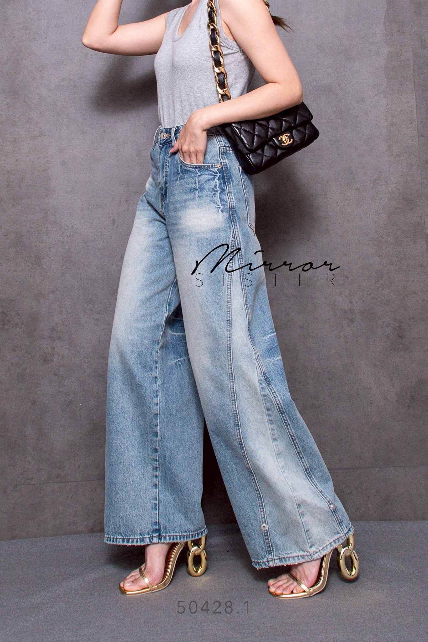 •MiRRoRSiSTER's 2in1 BaGGY JEANs•• กางเกงยีนส์ที่รัก…ใส่ได้2ทรงในตัวเดียว!! ใส่เป็นทรงขากระบอก หรือทรงBaGGyก็ได้เพียงติดกระดุมแป๊กที่ปลายขา มีดีเทลเก๋ทั้งตัว ด้านข้างต่อผ้าแต่งเดินตะเข็บสวย ด้านหลังแต่งลายฟอกเท่ห์ๆ เนื้อผ้ายีนส์ระดับPREMiUMฟอกสีสวย แ