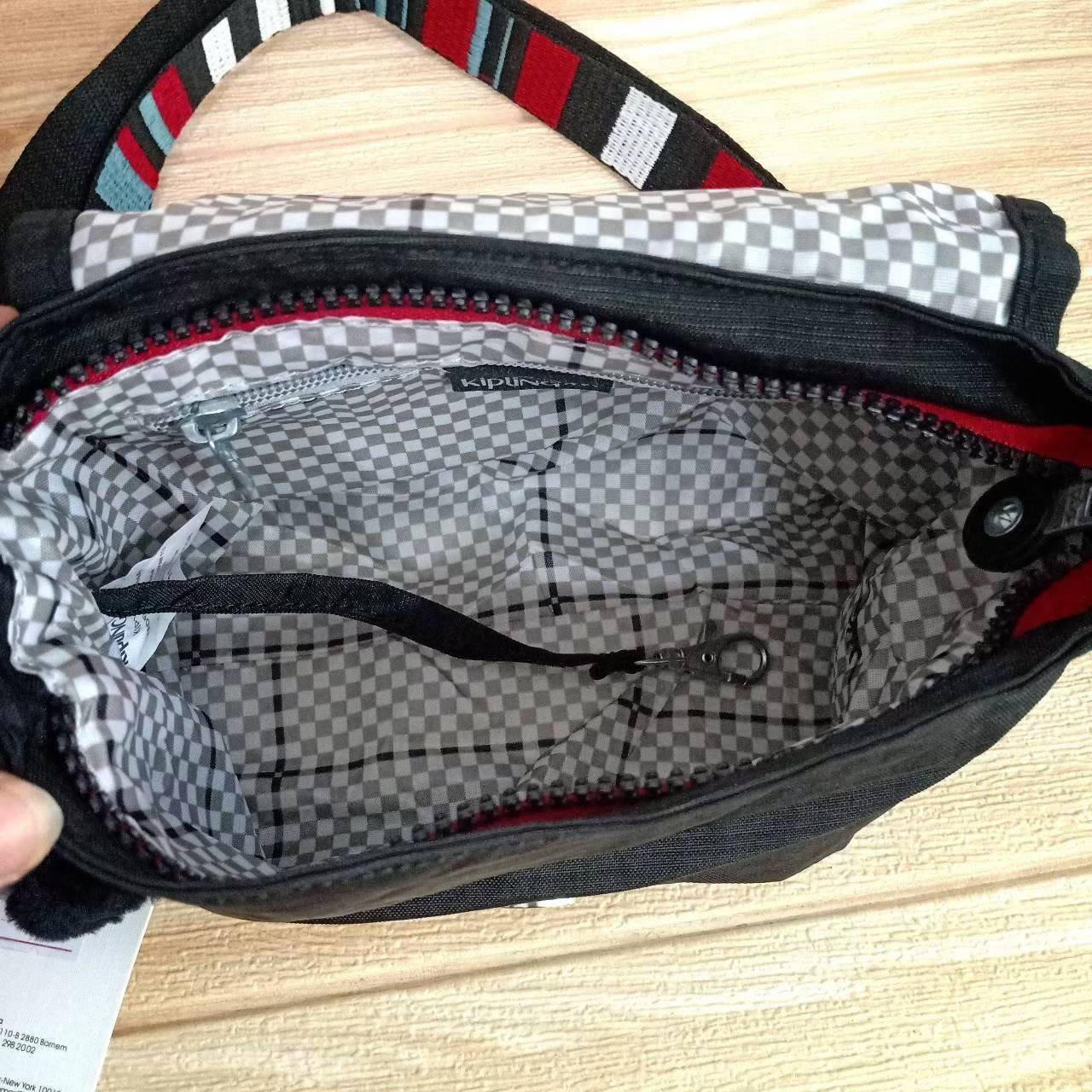กระเป๋าสะพายไฮโซเท่ห์ๆ เก๋ๆ แบรนด์เนมคิปลิ้งค์สีดำ สีเทา สีแดง KIPLING SABIAN CROSSBODY MINI BAG