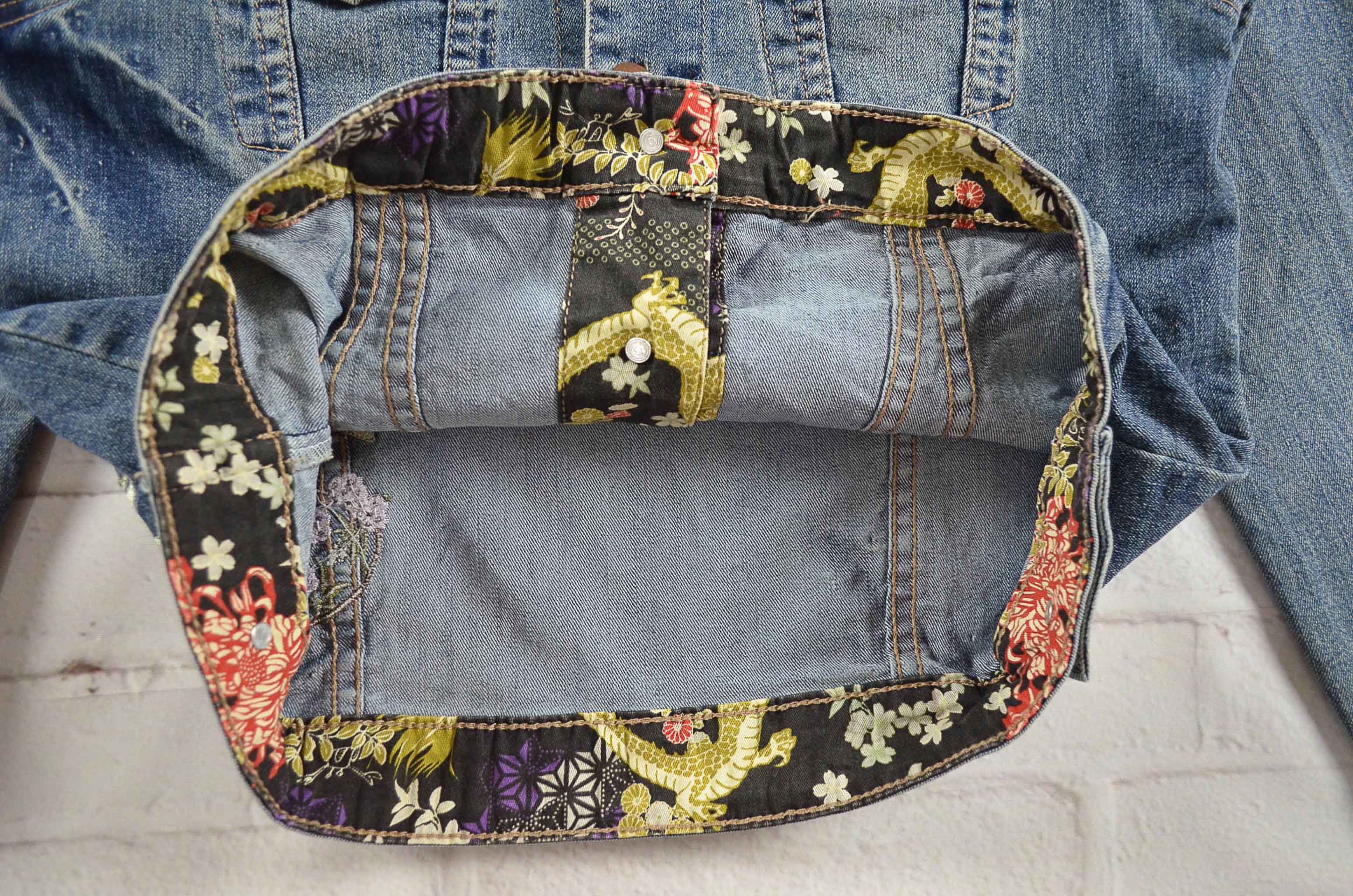 JEANS อกจริง36' (S) เสื้อแจ็คเก็ตยีนส์ เสื้อยีนส์แขนยาวหญิงชาย เนื้อผ้านุ่ม ไม่แข็งใส่สบาย ลายปักรูปปลาข้างหลังสวยมาก