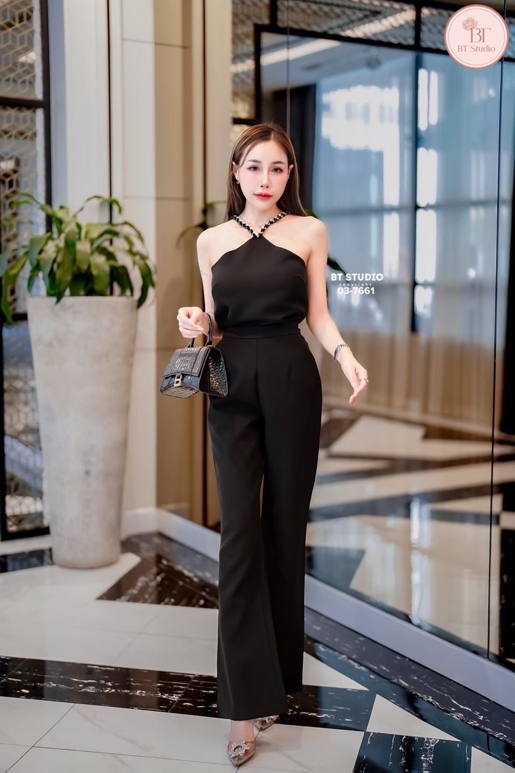 TAG : BT studio DETAIL : เซท 2 ชิ้น เสื้อสายเดี่ยว สายสีดำคาดสลับกับโซ่สีทอง ช่วงอกเสริมฟองน้ำ มาพร้อมกางเกงขายาว ซิปหลัง ซับใน