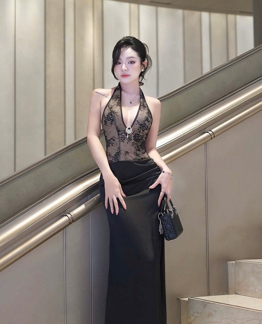 เดรสยาวสีดำลายลูกไม้สไตล์เวียดนามเซ็กซี่มาก กระโปรงทรงเข้ารูปชายระบาย เหมาะใส่ไปล่องเรือ ดินเนอร์ ทะเลได้เลย