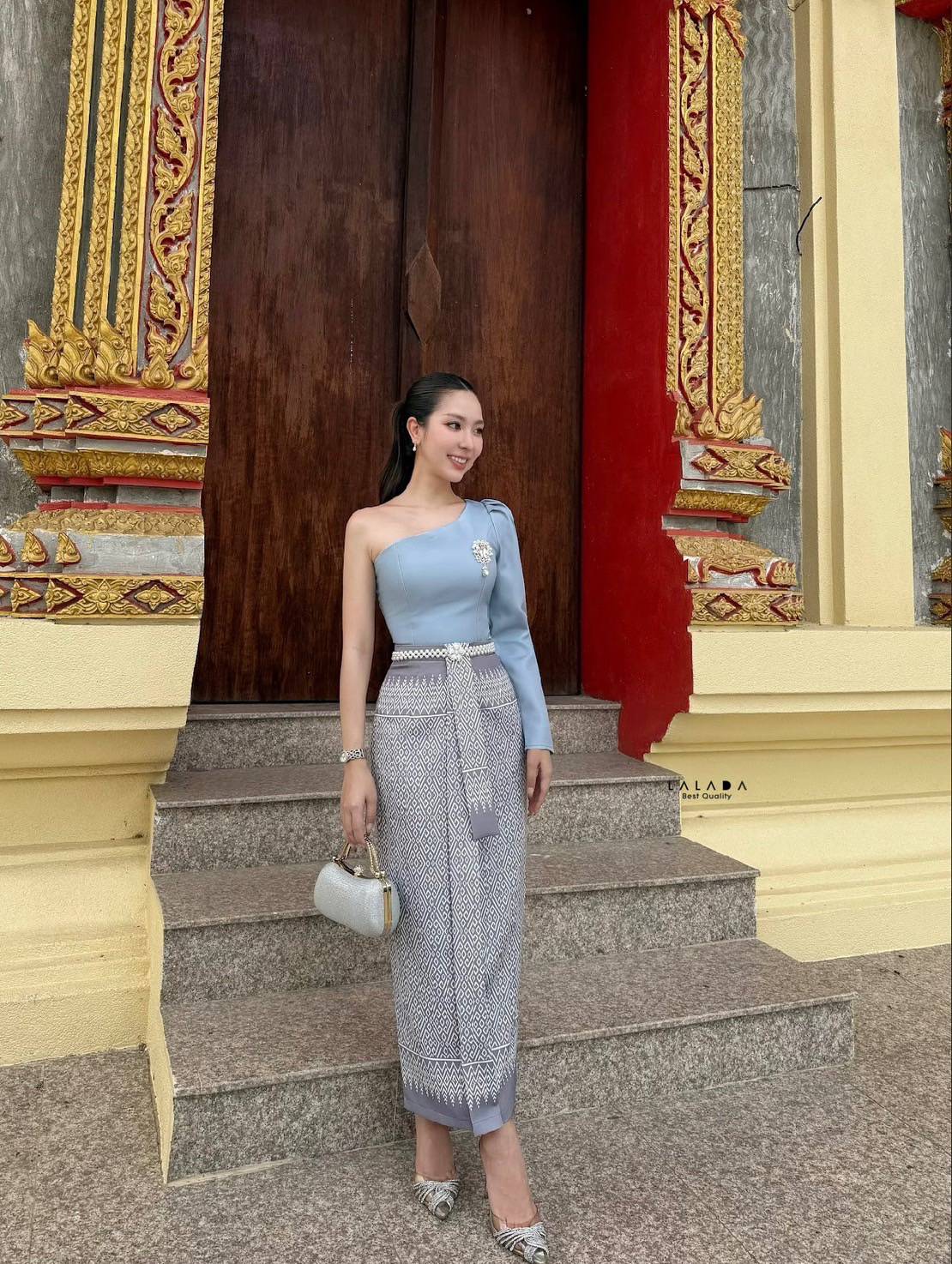 set 2 ชิ้นเสื้อปาดไหล่สีโทนฟ้า(ไม่มีฟองน้ำ)มีซิปหลัง ตัดเย็บอย่างดีมีซับใน +เข็มกลัด+ กระโปรงผ้าถุงสำเร็จเป็นผ้าพิมพ์ลาย พร้อมด้วยเข็มขัดลูกปัด(เข็มขัดยืดได้ กระโปรงซิปหลัง สวยหรู สวยแพง