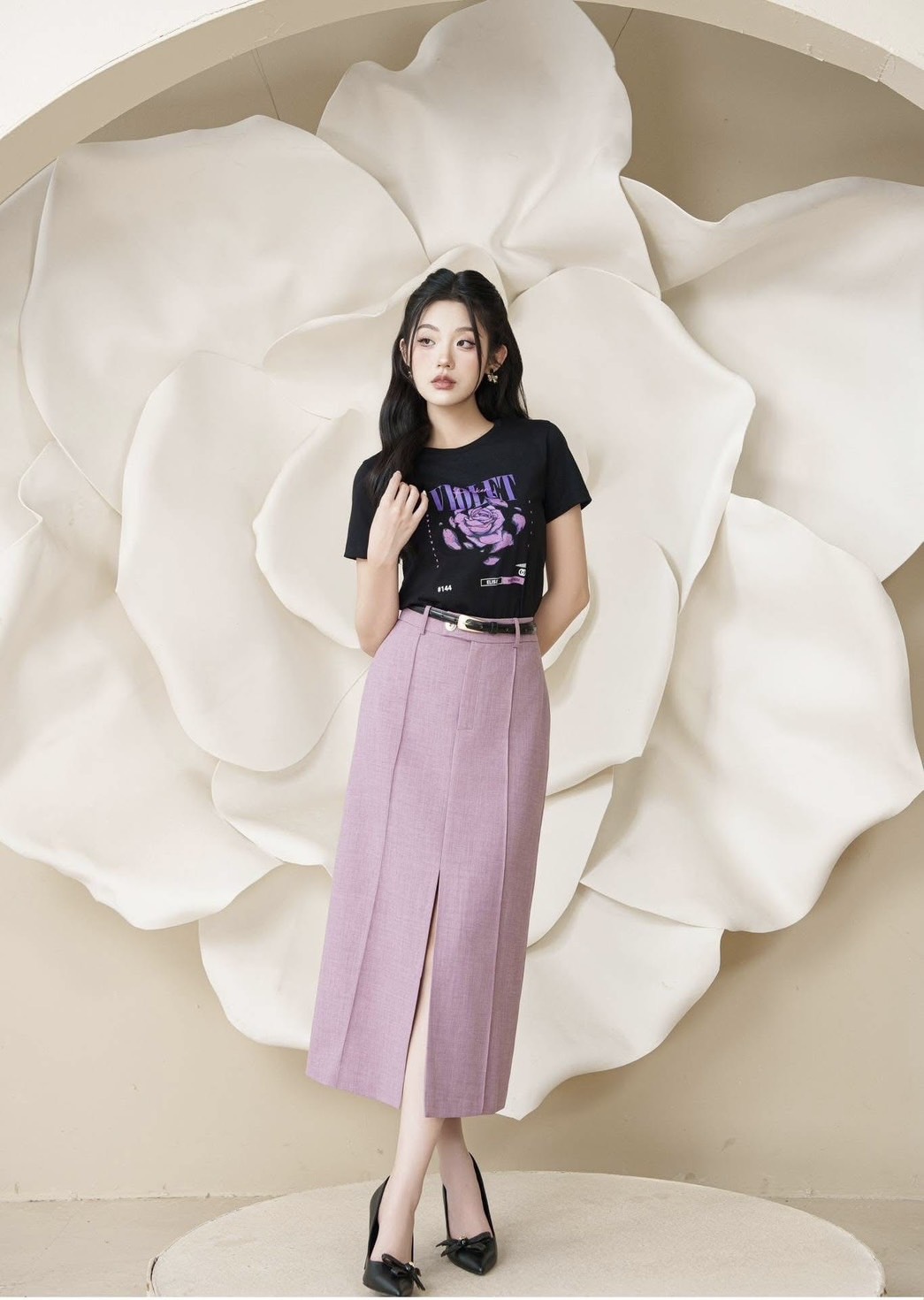 Set 2 ชิ้น เสื้อยืดสีดำคอกลมแขนสั้นเนื้อผ้านิ่มดีใส่สบาย ด้านหน้าช่วงอกสกรีนลายกุหลาบสวย ตัวเสื้อทรงพอดีตัว มาพร้อมกับกรกโปรงเอวสูงทรงเอสีชมพู ตีเกร็ตยาวด้านหน้า ดีเทลผ่าหน้า(มีตะขอซิปหน้า) มาคู่เข็มขัดใส่ปรับเข้ารูปให้ทรงสวยดีไซน์เก๋ เนื้อผ้าดีมีซับใน ทร