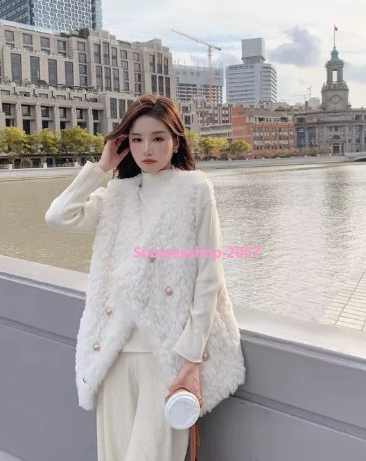 หนาวนี้ขอความเก๋แบบไม่ธรรมดา เสื้อกั๊กขนแกะสุดชิค ใส่แล้วดูแพง อุ่นกำลังดี ไม่เทอะทะ คลุมง่าย แมทช์กับอะไรก็สวย มี 2 เฉดสีสุดคลาสสิค ใส่ไปเที่ยวเมืองหนาวก็ดูมีสไตล์ ใส่ในเมืองก็เก๋ไม่แพ้กัน