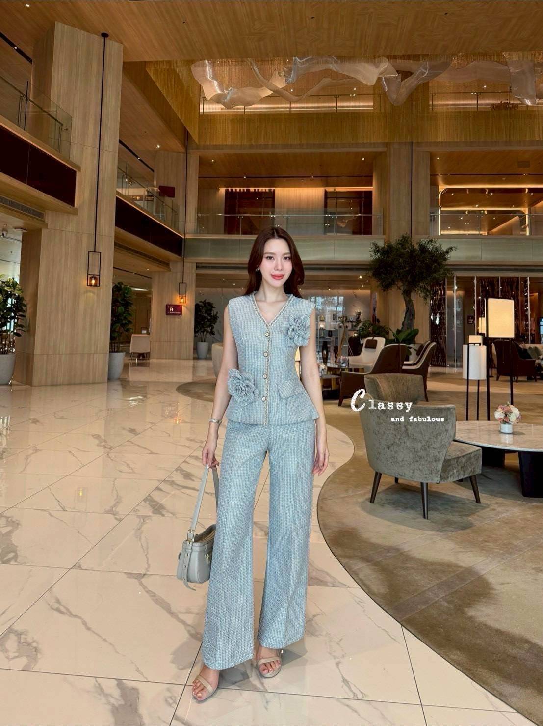 Set เสื้อแขนกุดคอวีผ้าทวิตเกรดดีทั้งตัว มีตกแต่งขอบด้วยเส้นลูกไม้สวยๆ ที่เสื้อ +ดอกไม้เข็มกลัด 2 ดอก+ กางเกงขายาวตีเกล็ดด้านหน้า ใส่แล้วดู chic สวยเก๋มากๆ ค่ะ