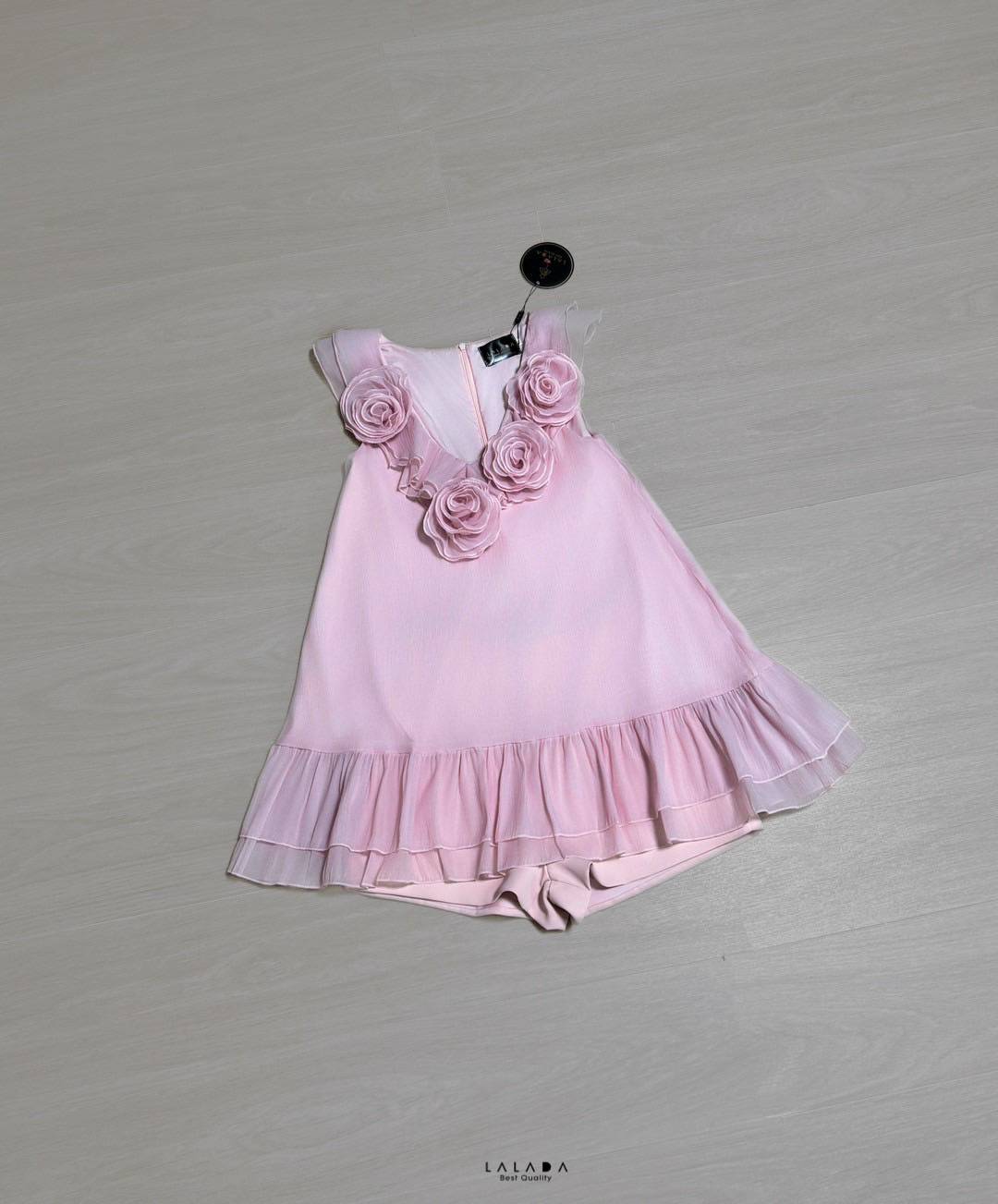 set 2 ชิ้นต้อนรับซัมเมอร์ น่ารักมากๆ เสื้อแขนกุดตอวีทรงปล่อยสีชมพู แต่งดอกไม้ที่อก มีซิปหลัง เสริมฟองน้ำ แมทช์กับกางเกงขาสั้น โทนสีเดียวกันค่ะ