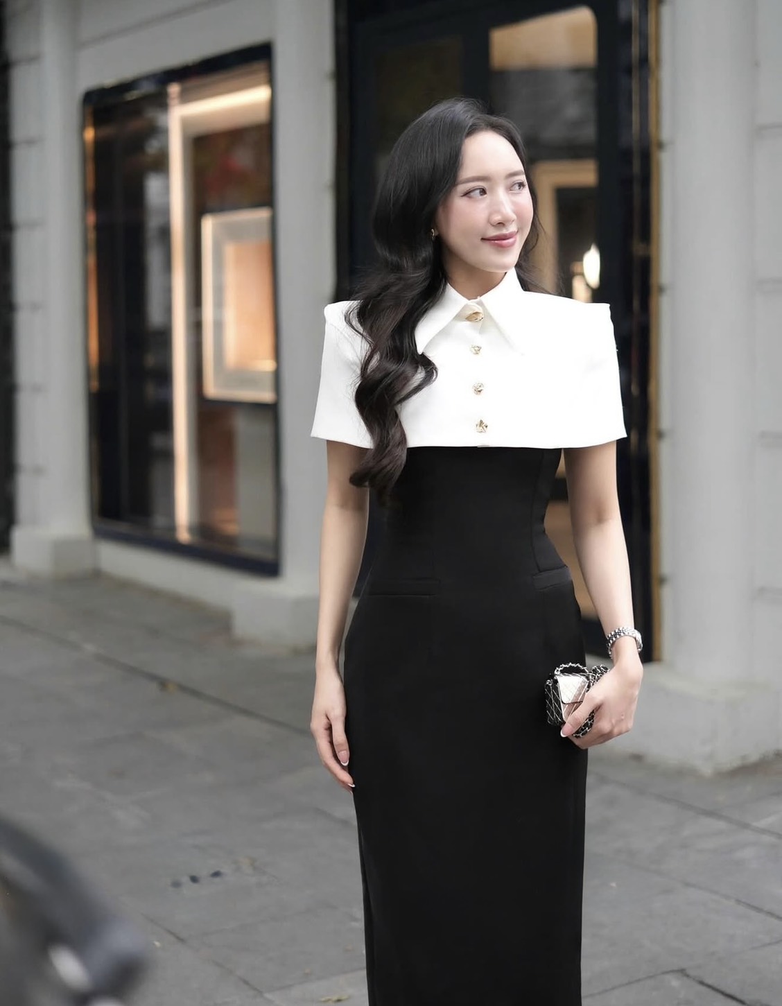 เดรสยาวสีดำพร้อมปกคลุมเสื้อคอปกสีขาวดีเทลกระดุมสีทองสวยมาก เดรสเข้ารูปแขนกุดทรงยาวผ่าด้านหลังอกมีฟองน้ำเสริมและซิปด้านหลัง งานเนื้อผ้าดีมาก การันตีงานคุณภาพ คัตติ้งประณีตใส่ใจทุกรายละเอียดของงาน