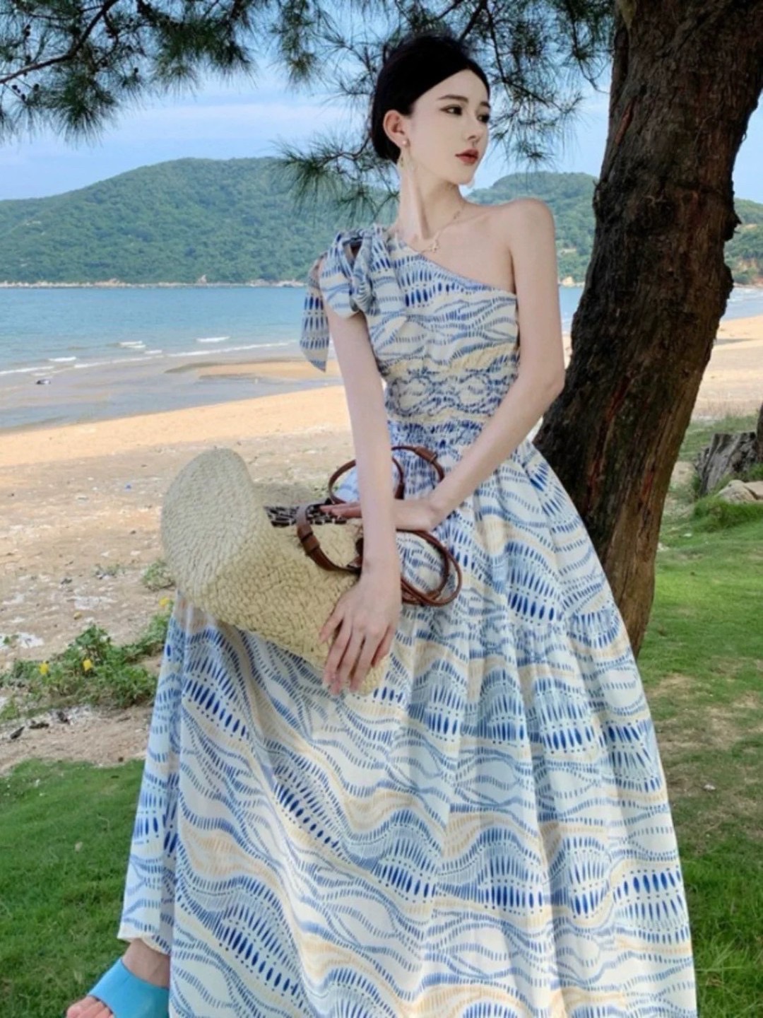 Maxi เดรสไหล่เดียว แต่งสายผูกโบว์ช่วงไหล่ ช่วงเอวเป็นสม๊อค เข้ารูปสวย ตัวกระโปรงแต่งระบายบานออก พริ้วๆ งานสวย เนื้อผ้าพิมพ์ลายโดดเด่น มีชับใน ซัมเมอร์นี้ห้ามพลาด