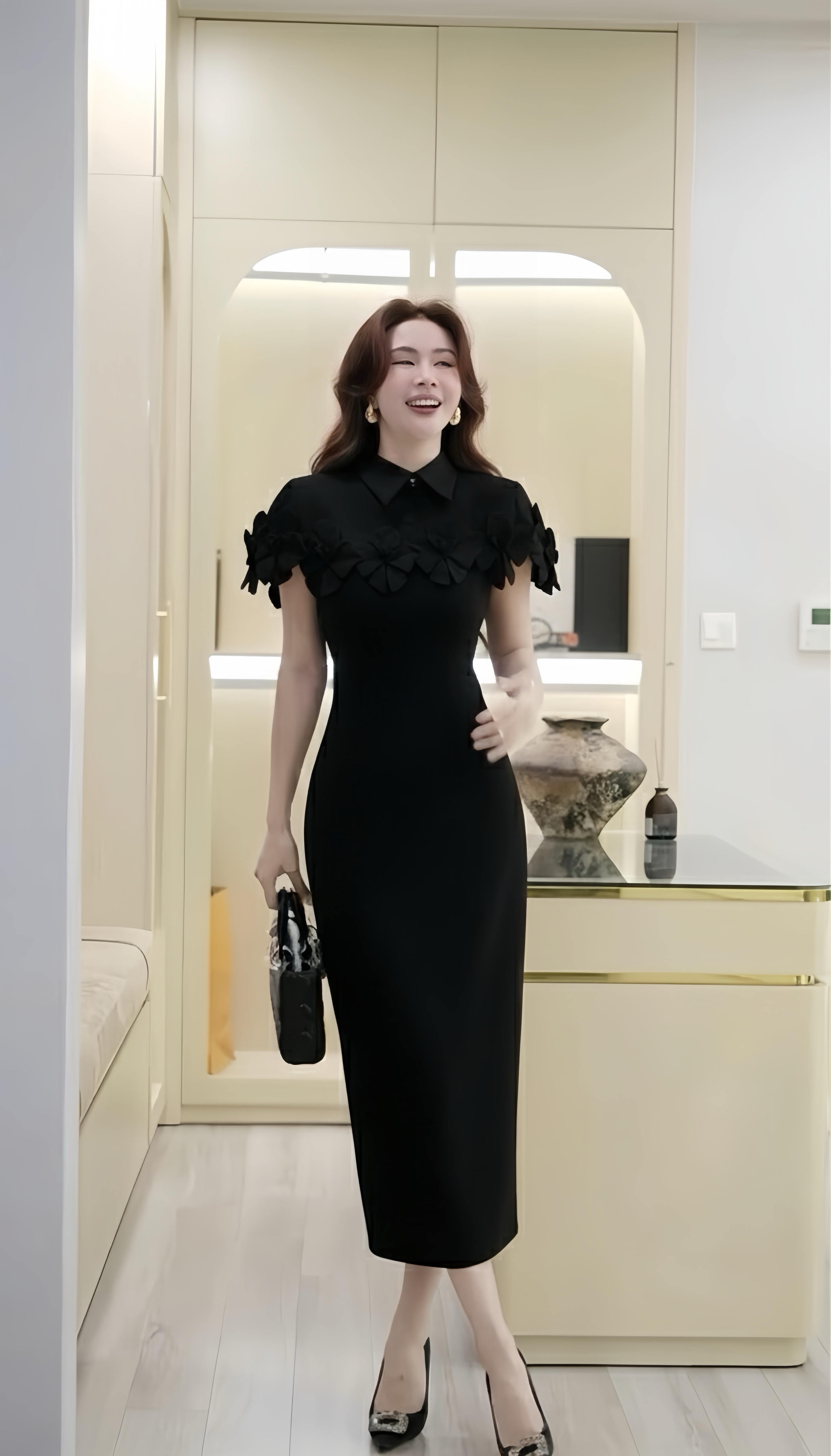 Set 2 ชิ้นสุดหรู เสื้อคลุม+เดรส เสื้อคลุมสีดำดีเทลกลีบดอกไม้เรียงซ้อน เพิ่มมิติและความหวานอย่างมีระดับ แมตช์กับเดรสดำเข้ารูปทรงเรียบหรู เผยลุคผู้หญิงมีคลาส ดูแพงและสง่างามทุกองศา