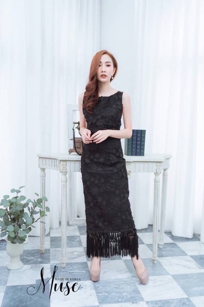 เดรสลูกไม้แขนกุดสีดำ ตัวผ้าเป็นผ้าลูกไม้งานปักลายดอกไม้สยหรูมากๆ ด้านหลังเว้าเป็นตัววี ชายกระโปรงแต่งพู่สีดำเพิ่มความโดดเด่น