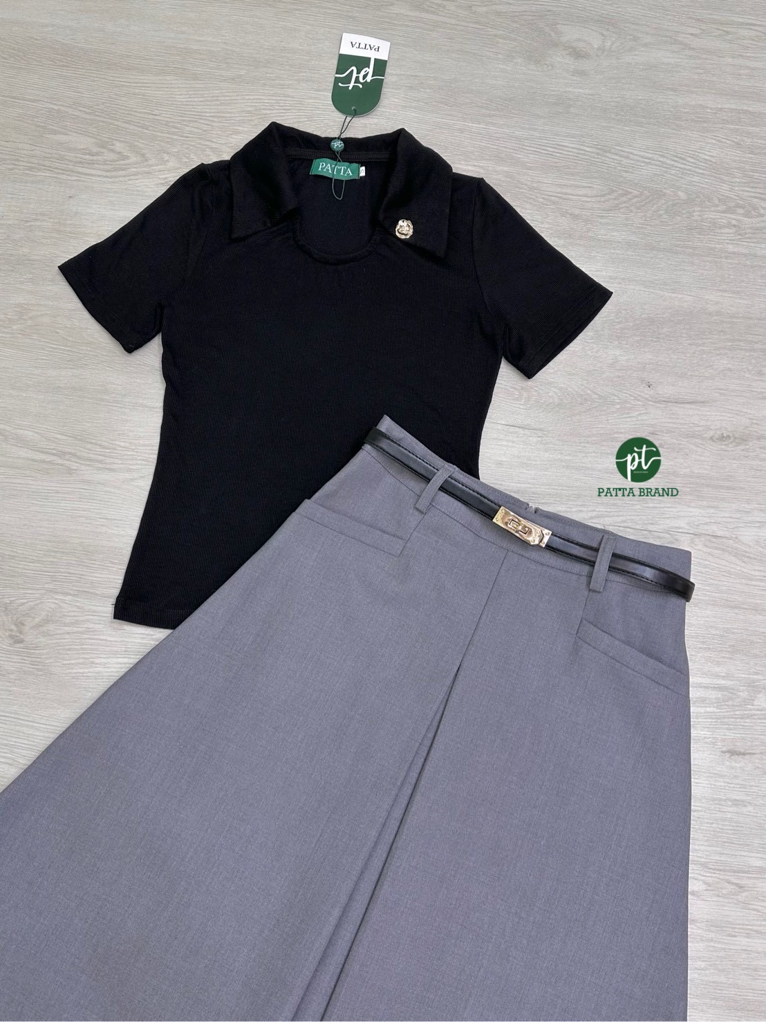 Set 3 ชิ้น เสื้อยืดผ้าร่องแขนกุด คอปกสีดำ แต่งกระดุมสีทองช่วงปกหนึ่งข้าง แมทซ์กับกระโปรงยาวสีเทาแต่งจีบหน้า กระเป๋าใช้งานได้จริง มีซิปหลัง ชับใน มาพร้อมเข้มขัดสีดำเส้นเล็ก สวยมากๆ ลัคชู ดูดีสุดๆ