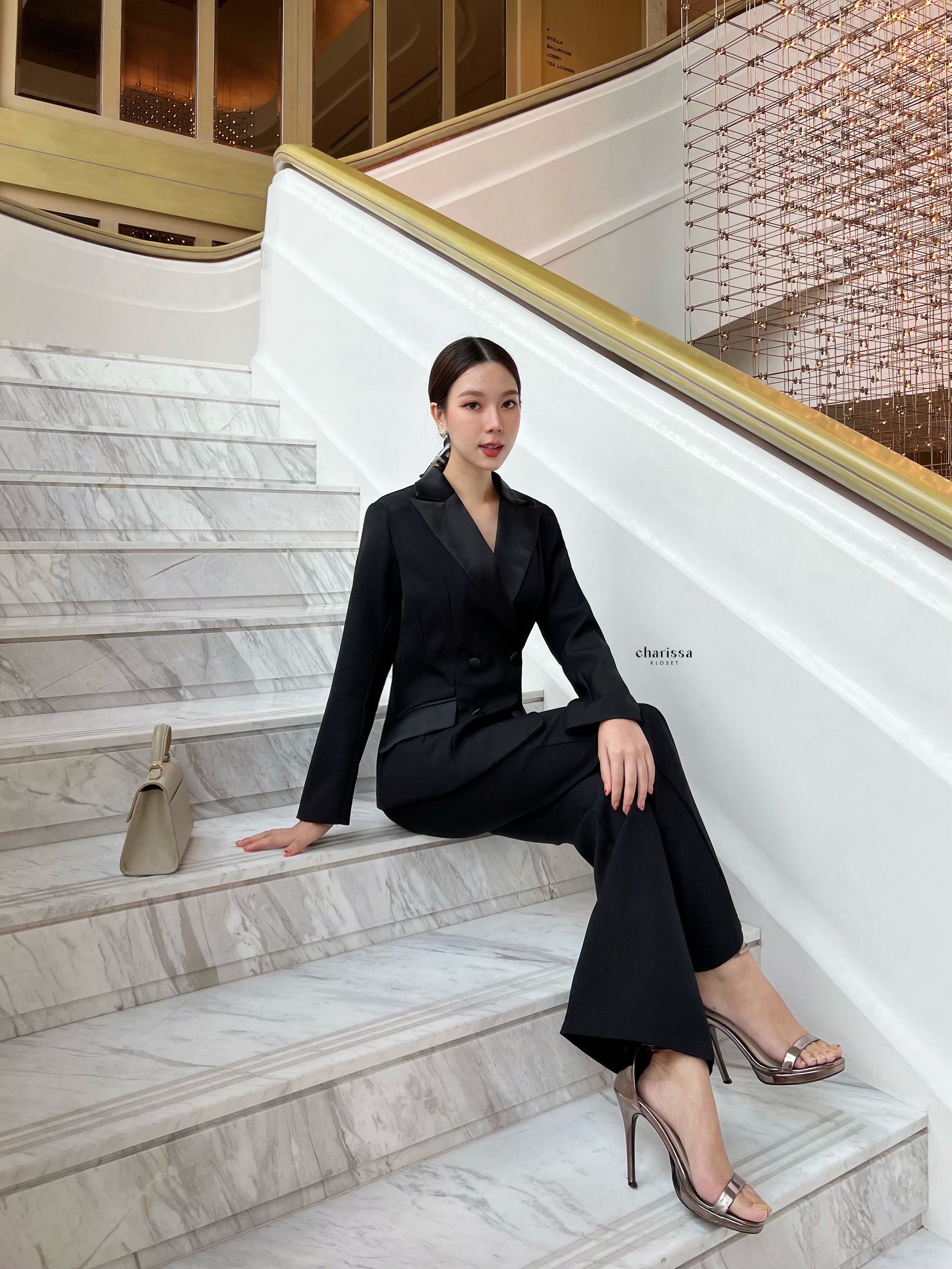 setเสื้อเบเซอร์และกางเกงขายาว เรียบหรู เสื้อสูทแต่งปกผ้าเงาให้ดูเด่น ออกแบบกระเป๋าให้ใช้งานได้จริง ตัวกระดุมใช้ผ้าเดียวกับปกเสื้อ แมทช์กันออกมาได้สวยดูแพงสุดๆไปเลยจ้า ส่วนกางเกงทรงเข้ารูปบานปลายเล็กน้อย
