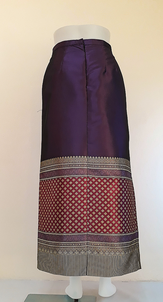 ผ้าถุงไหมสำเร็จรูป (สีม่วง) งานตัดเย็บประณีต อัดผ้ากาวตามสีของผ้าถุง เนื้องานดีเกรด A (รอบเอว 30 นิ้ว)